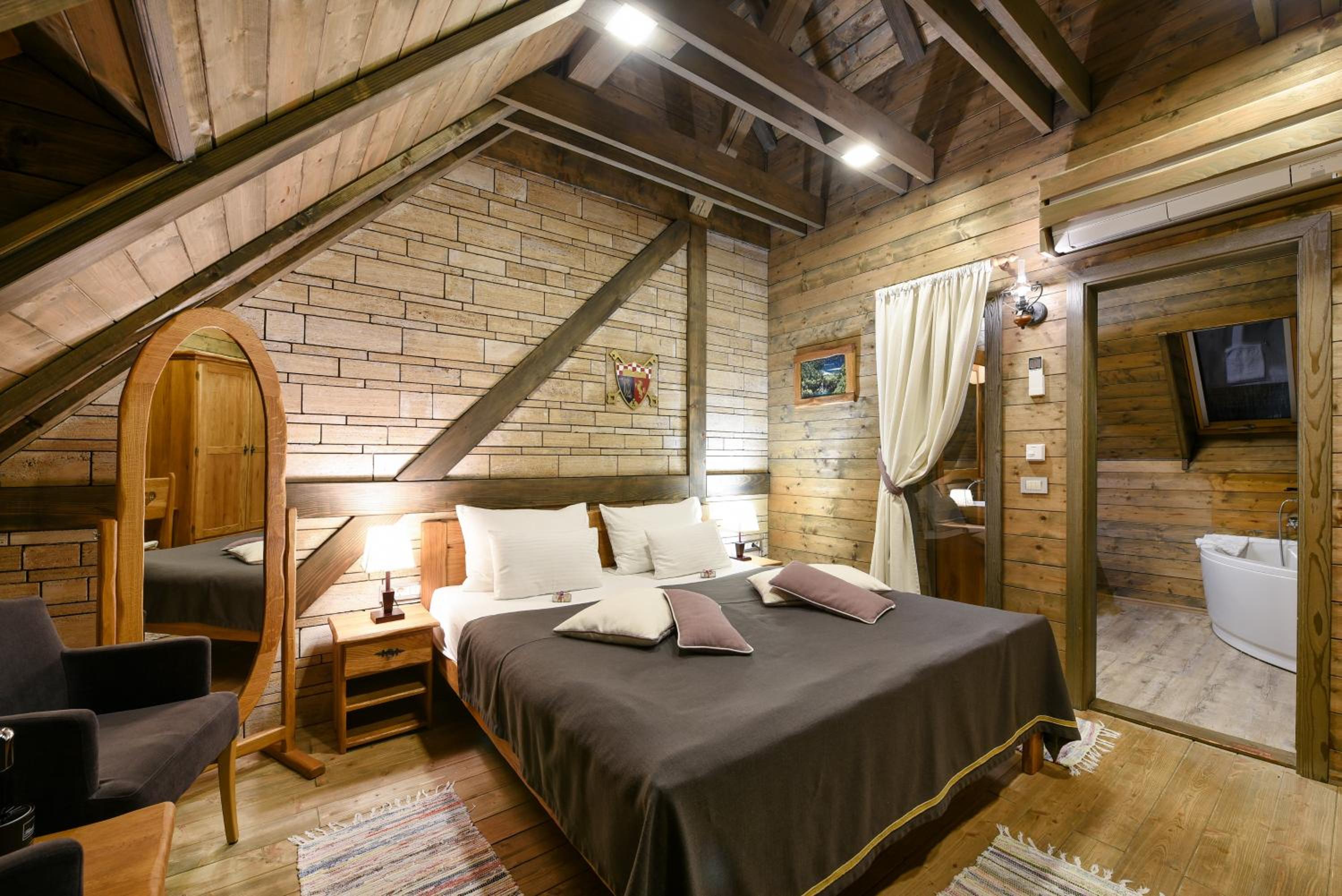 King Suite with Balcony - Photo 8