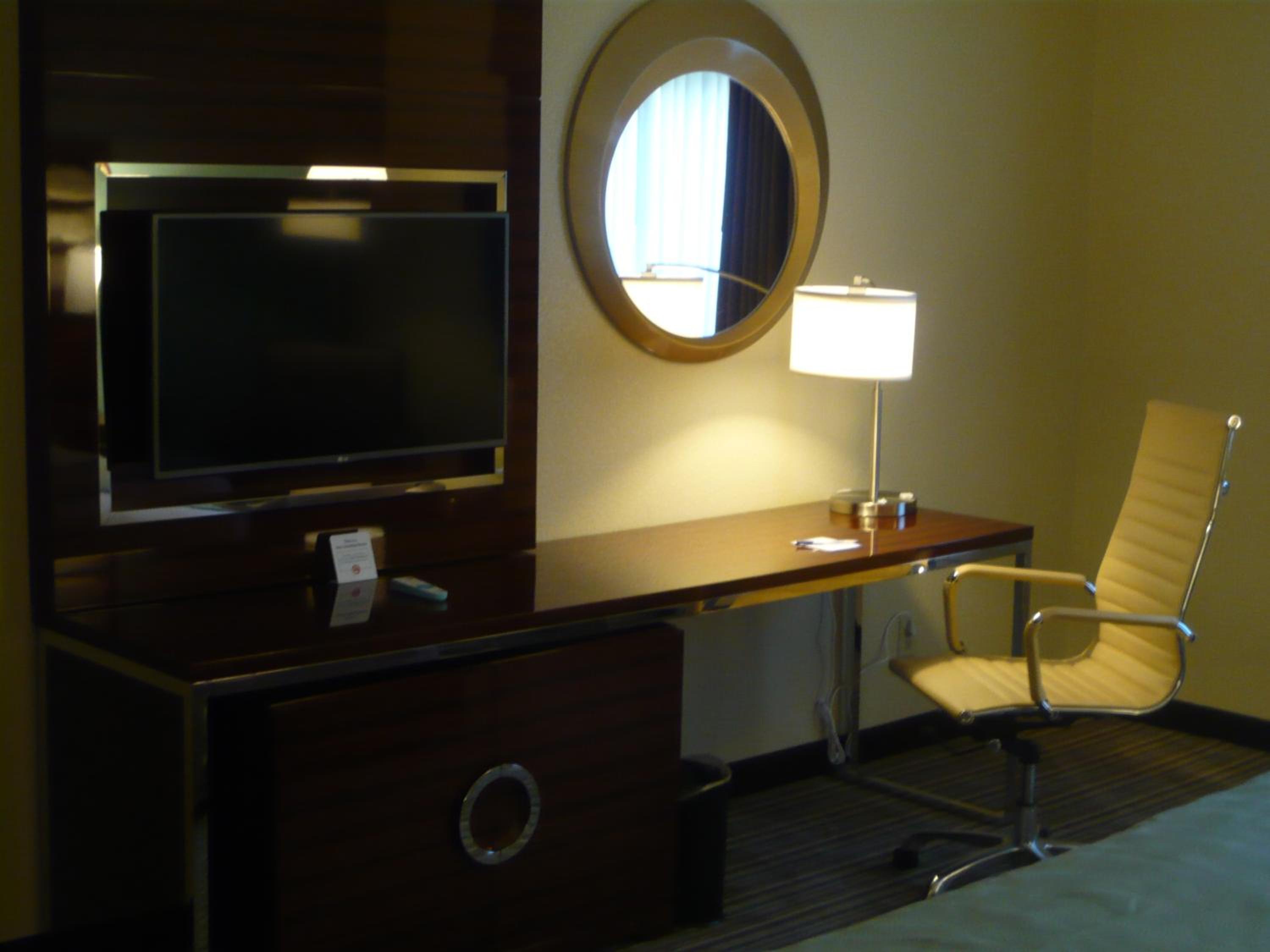 King Suite with Jetted Tub - Non-Smoking - Photo 3
