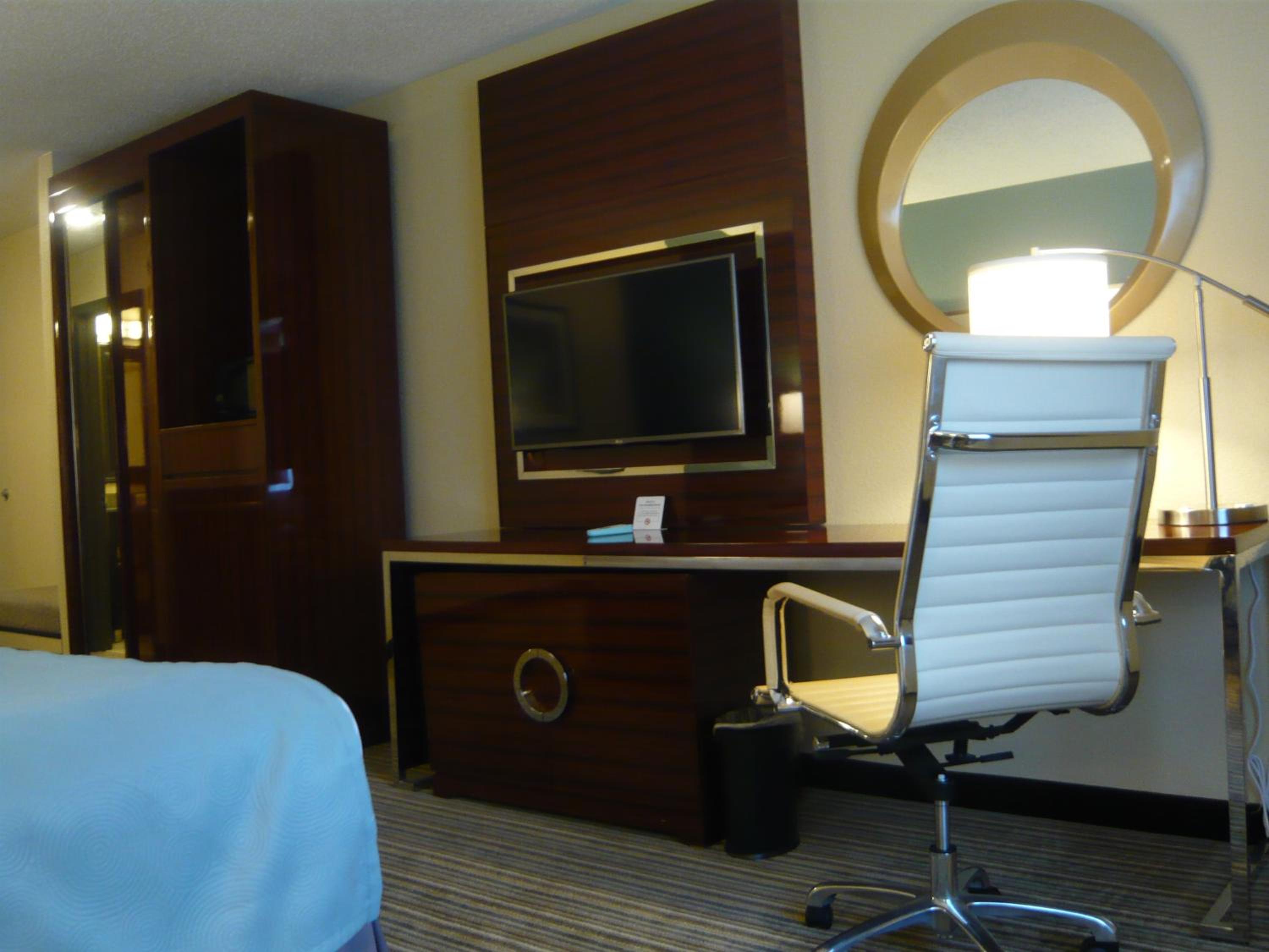 Deluxe King Room with Jetted Tub - Non-Smoking - Photo 2