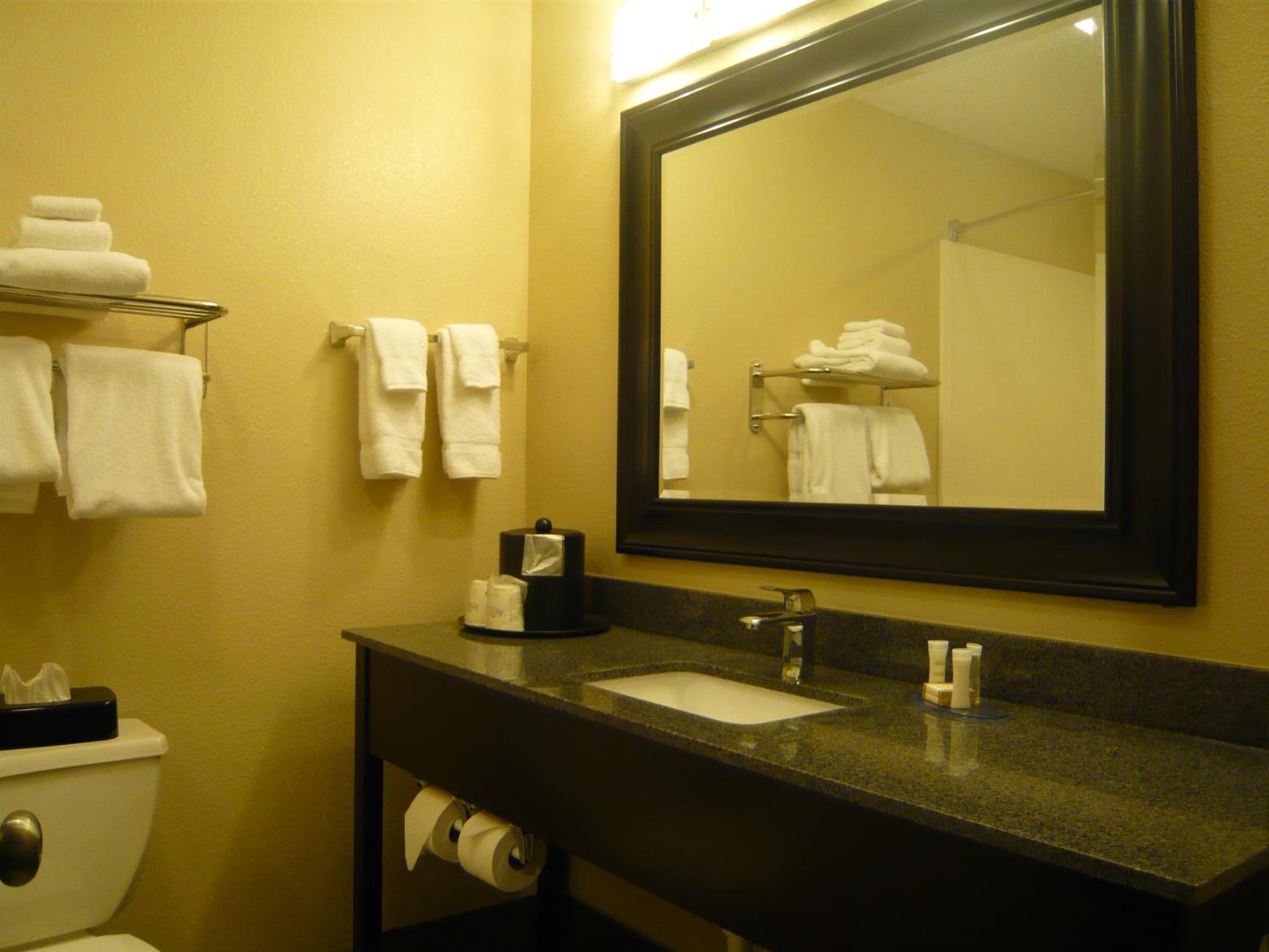 Queen Room with Two Queen Beds - Non-Smoking - Photo 5