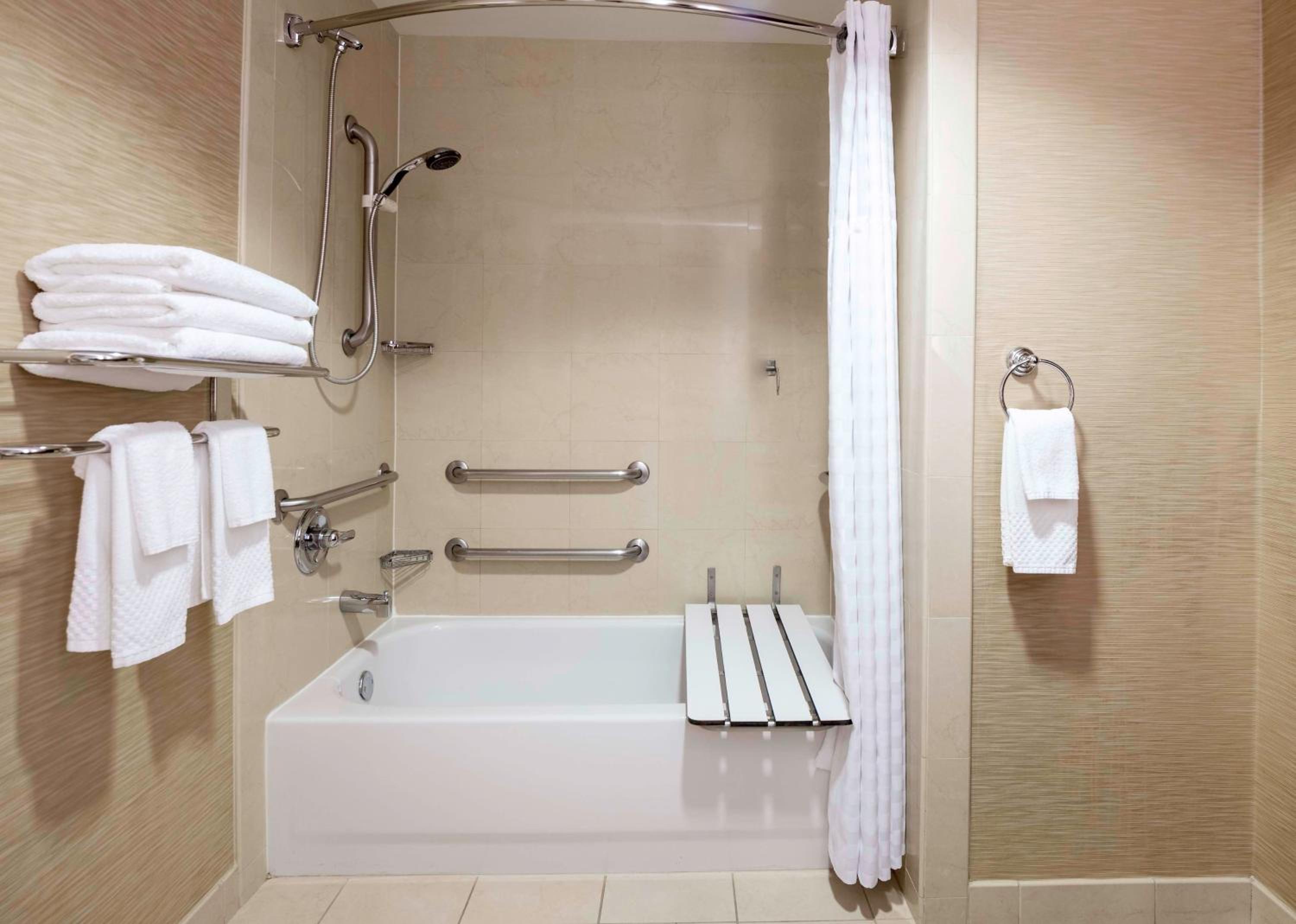 Double Room with Two Double Beds and Tub - Mobility/Hearing Accessible - Photo 10