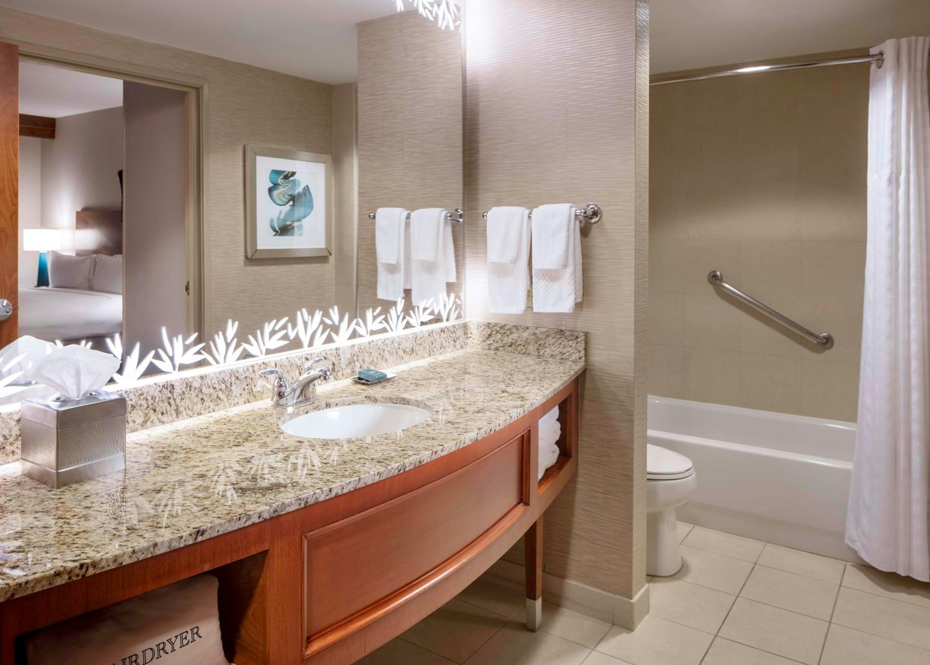 Double Room with Two Double Beds and Tub - Mobility/Hearing Accessible - Photo 7