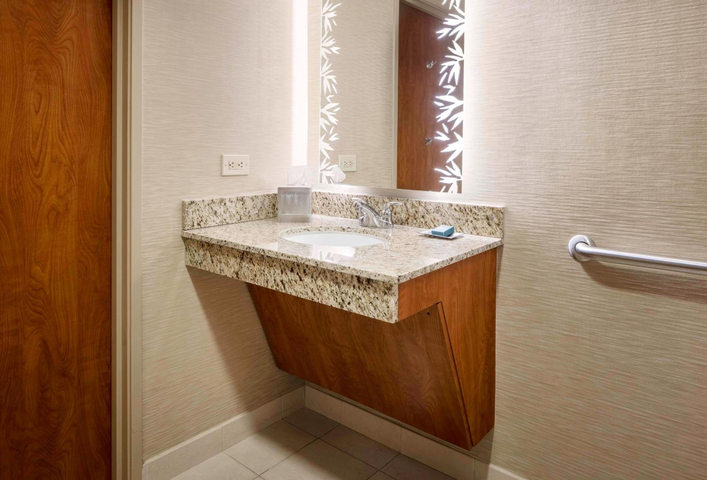Double Room with Two Double Beds and Tub - Mobility/Hearing Accessible - Photo 3