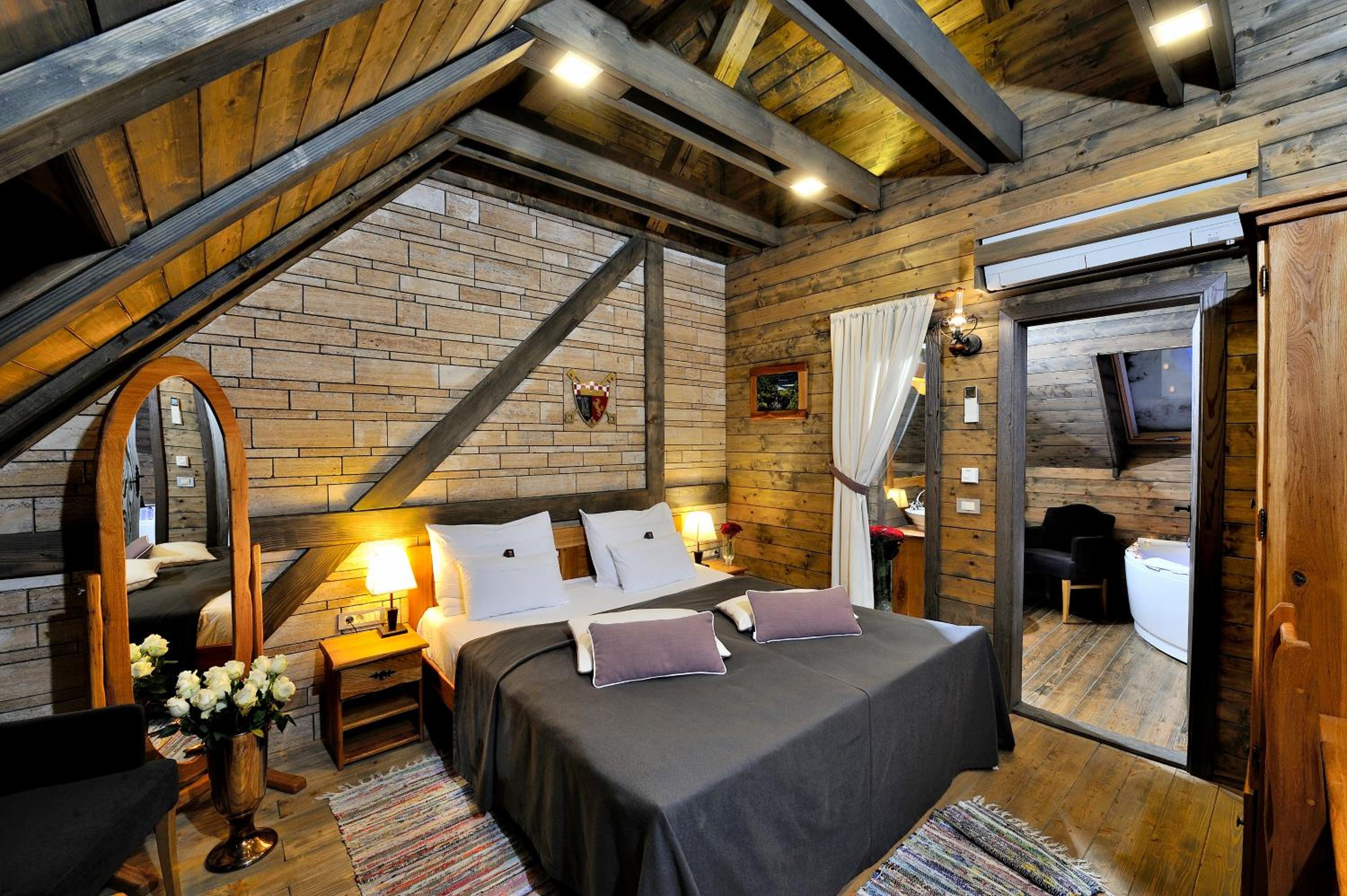 Double Room with Spa Bath - Photo 2