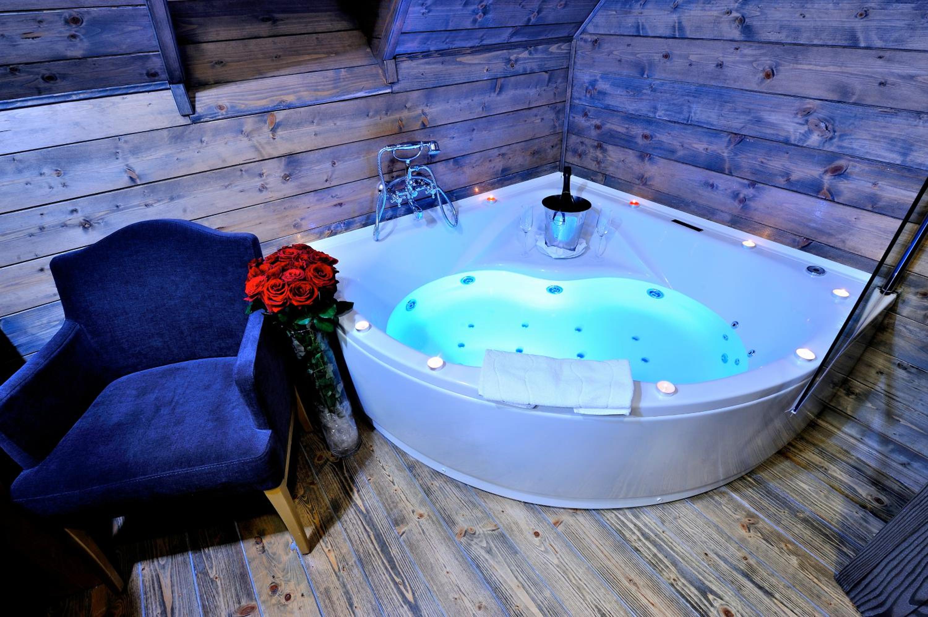 Double Room with Spa Bath - Photo 4