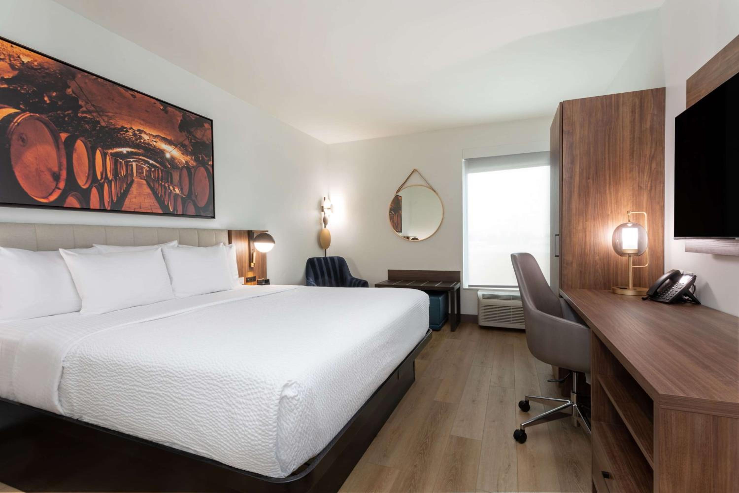 King Room - Non-Smoking - Photo 5