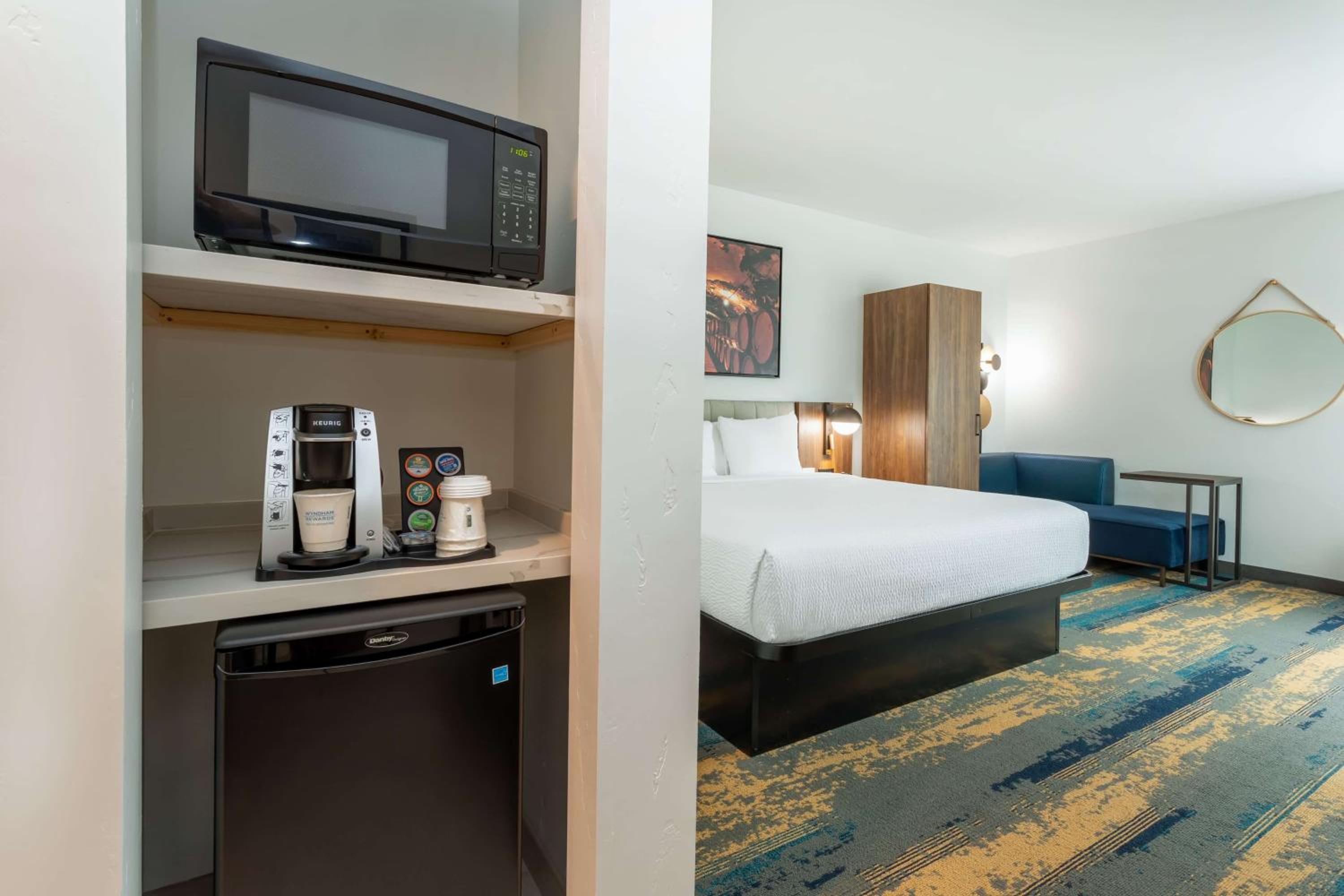 Deluxe King Room - Non-Smoking - Photo 6