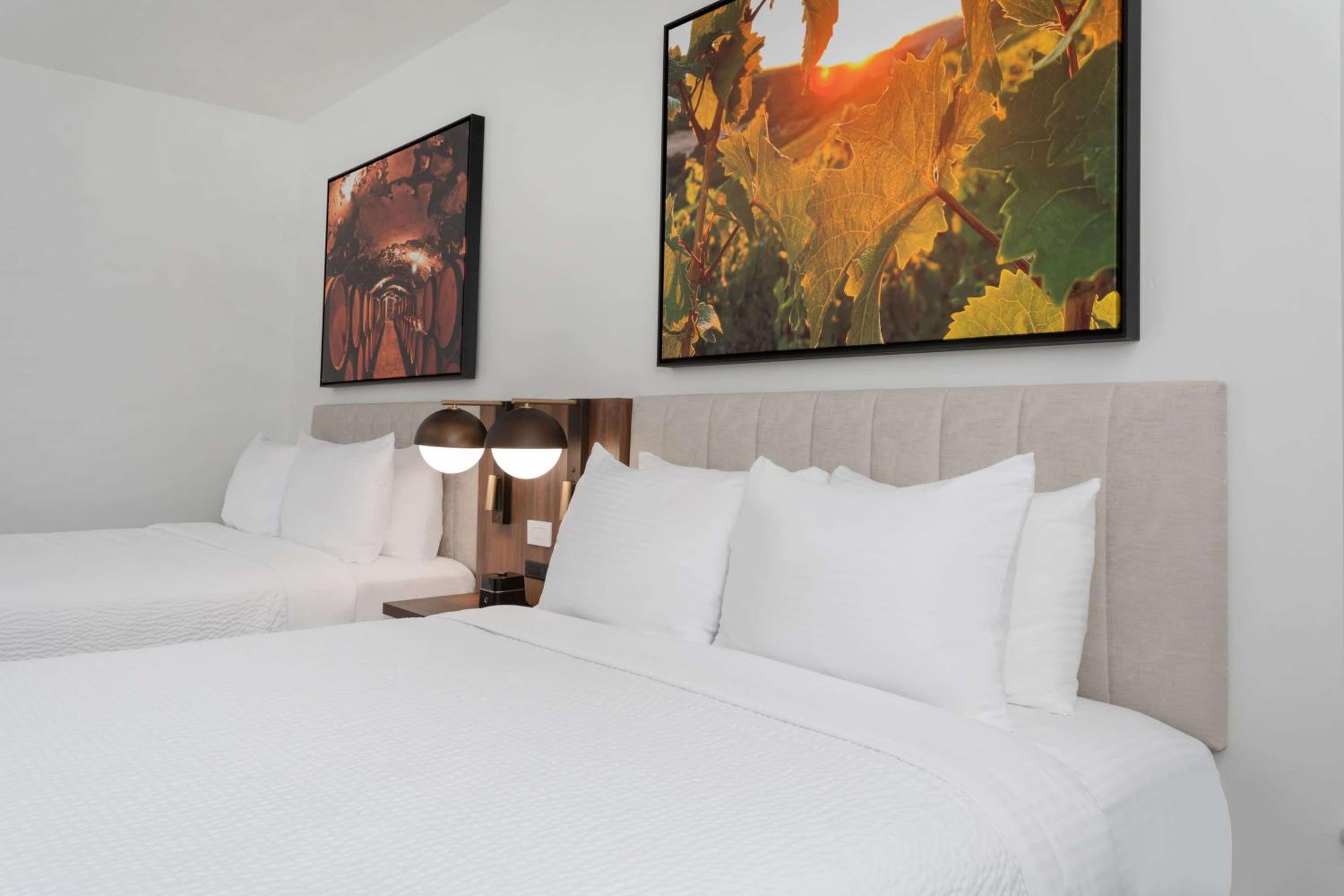 Deluxe Queen Room with Two Queen Beds - Non-Smoking - Photo 5