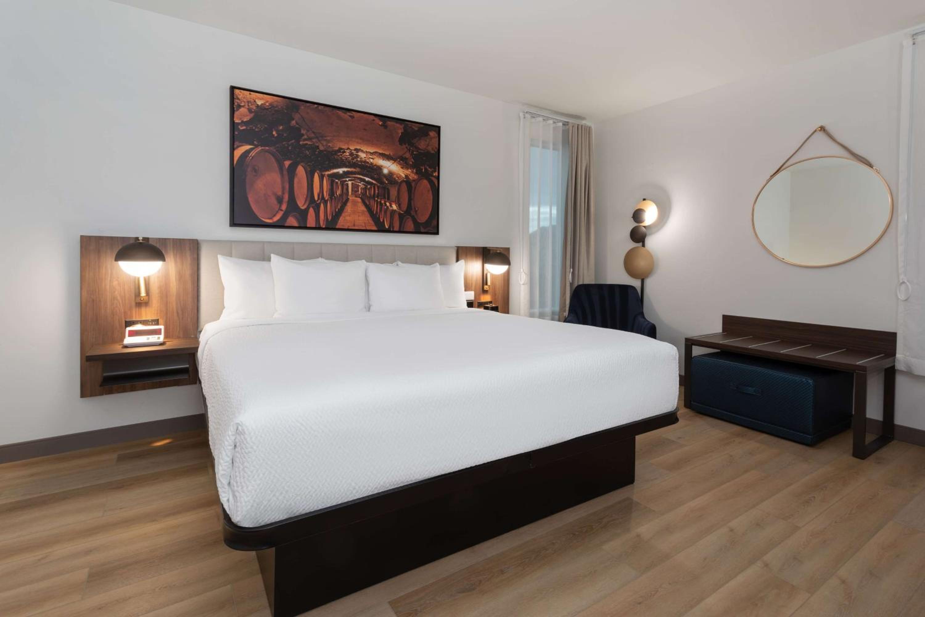 1 King Bed, Deluxe Hearing Accessible Room, Non-Smoking - Photo 3