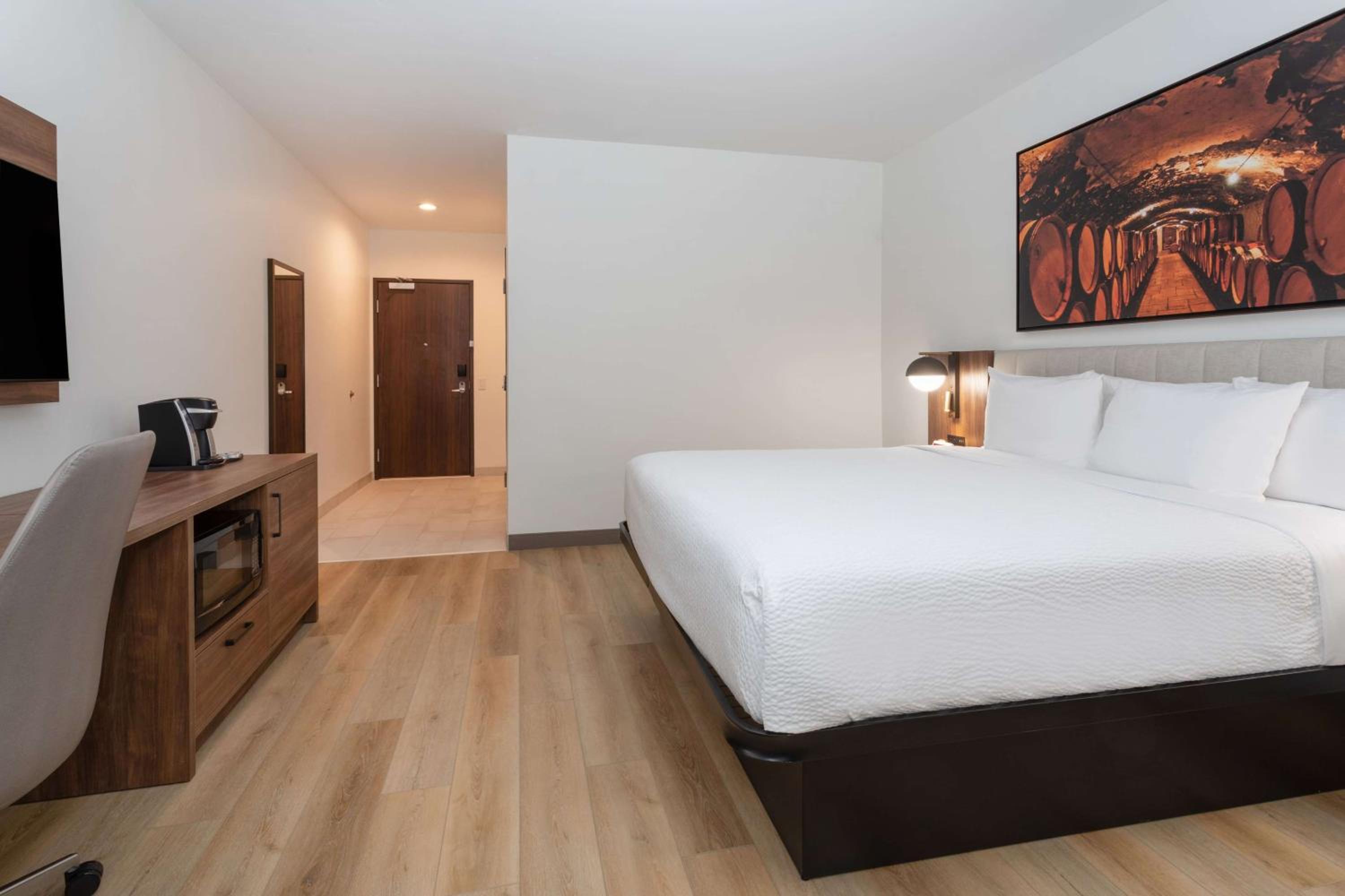 1 King Bed, Deluxe Hearing Accessible Room, Non-Smoking - Photo 6