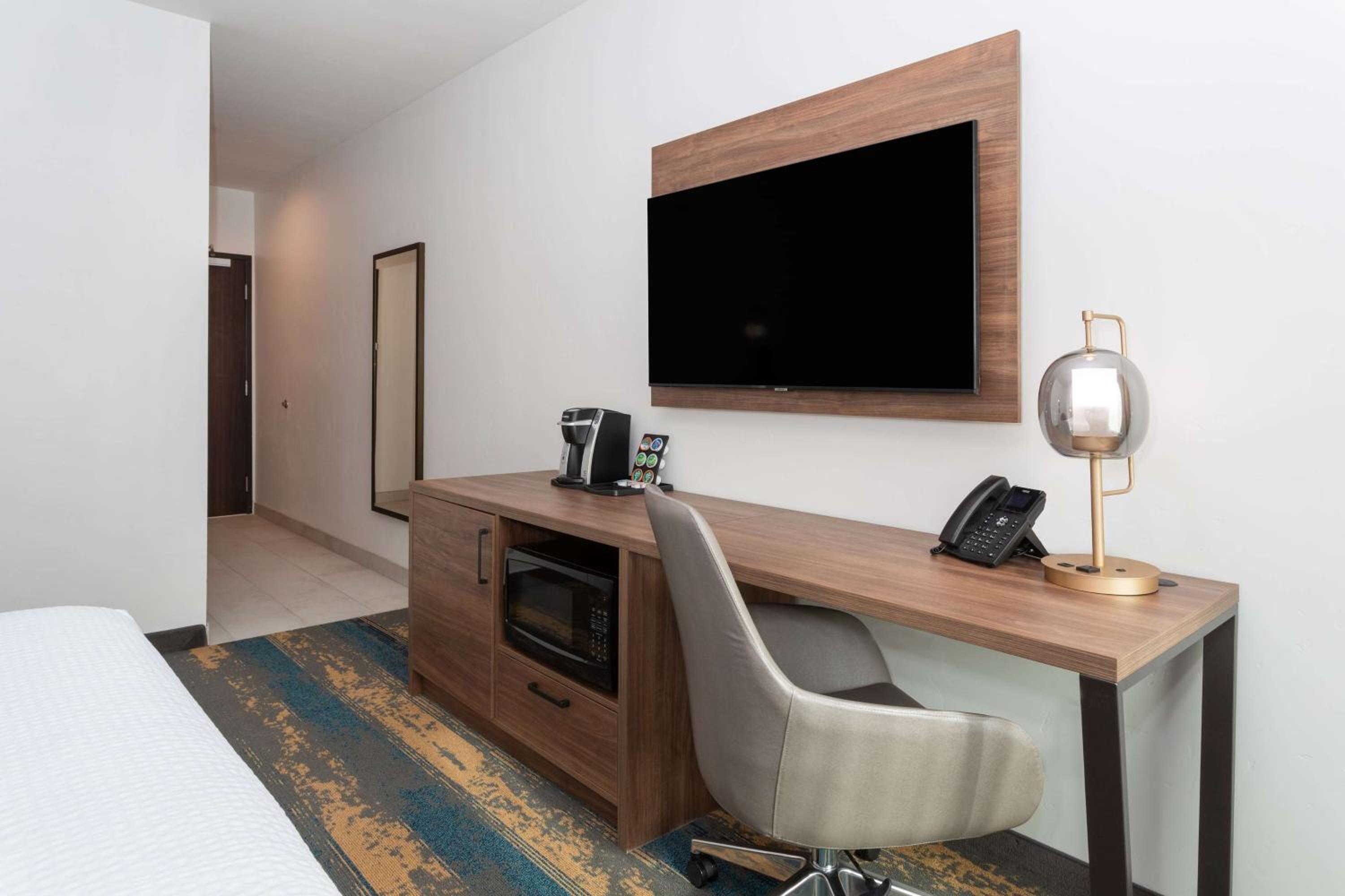 1 Queen Bed, Hearing Accessible Room, Non-Smoking - Photo 6
