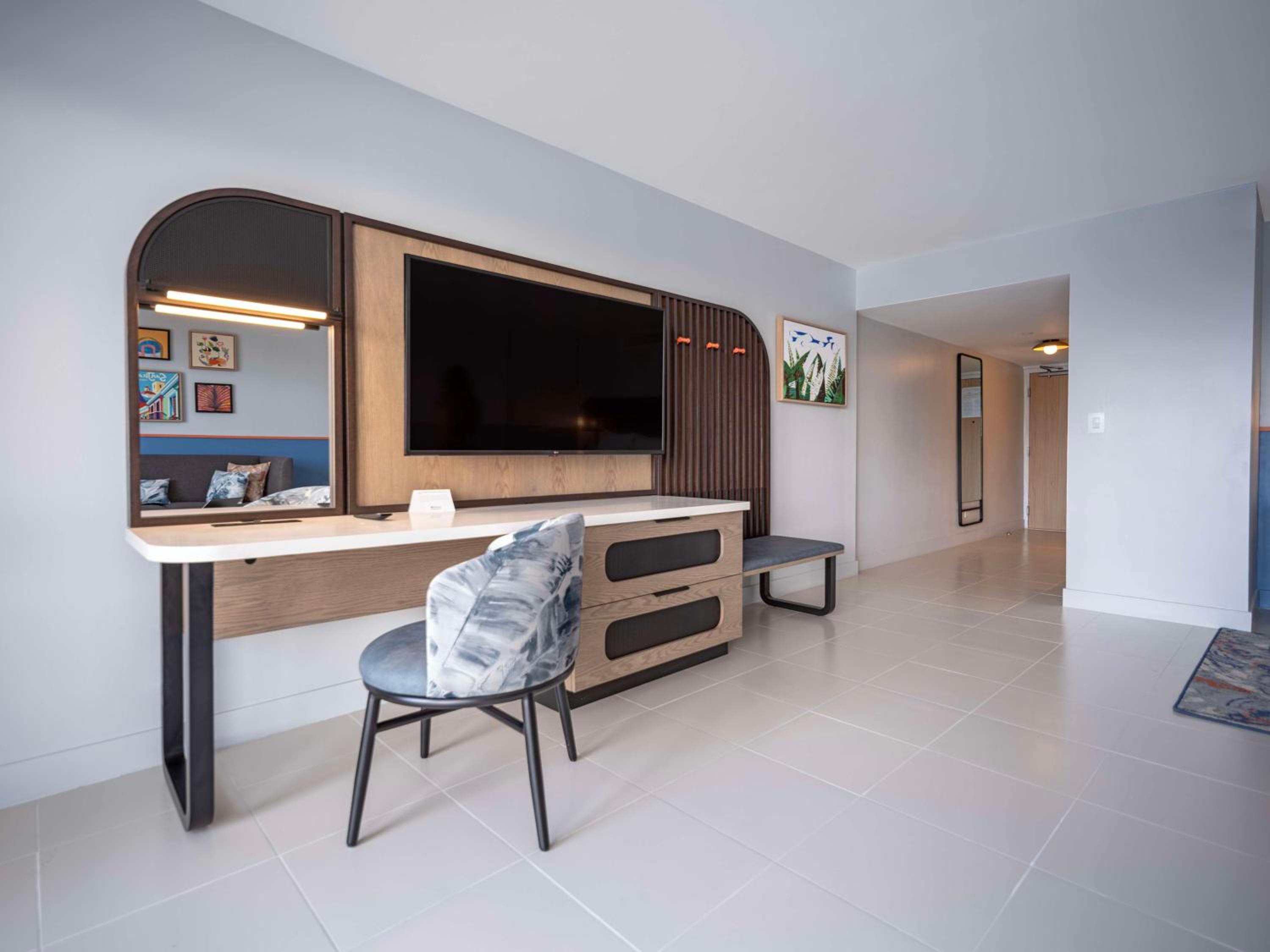 Junior King Suite with Balcony and Bay View - Photo 1