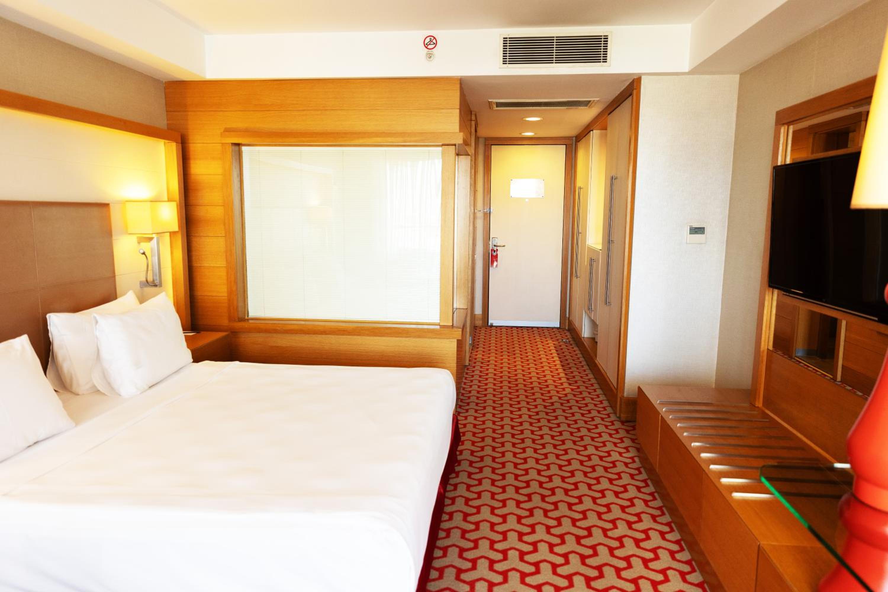 Superior King Room With City View