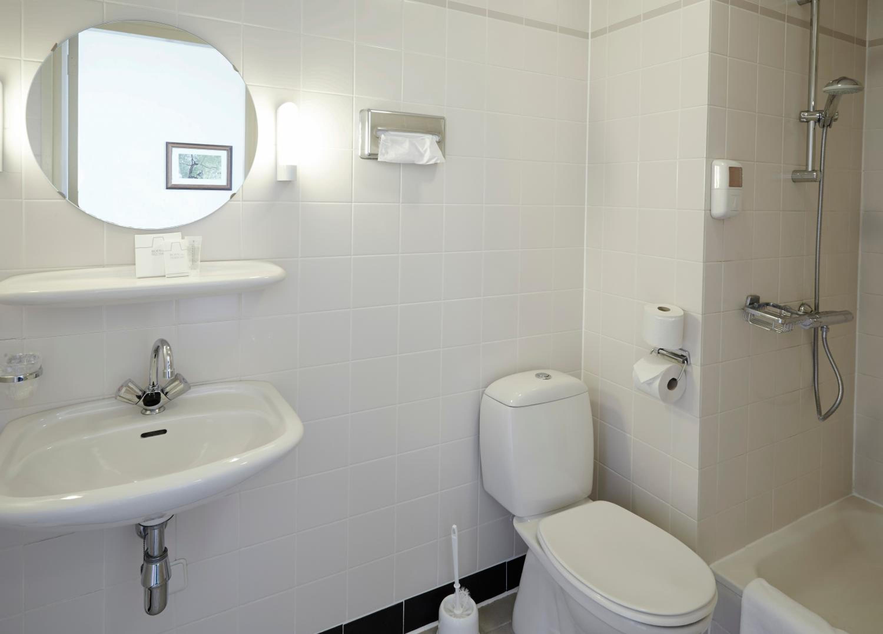 Basic Single Room with Queen Bed  photo 3