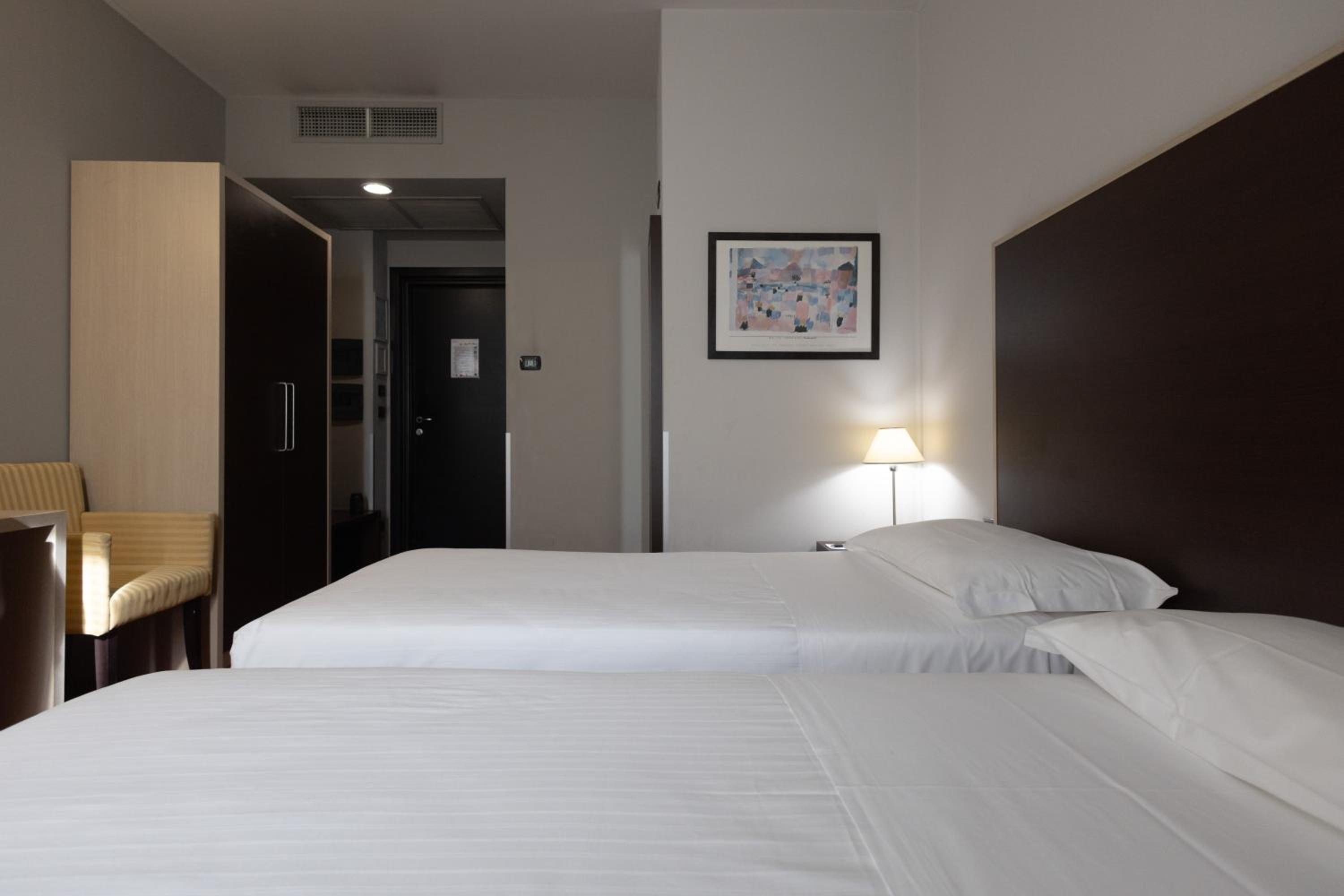 Classic Twin Room - Photo 2