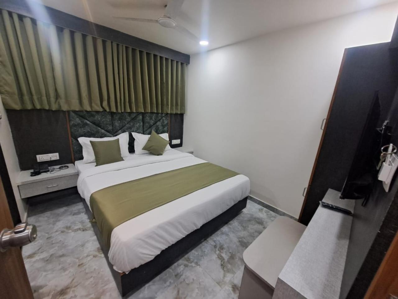 Deluxe Double Room (2 Adults + 1 Child)