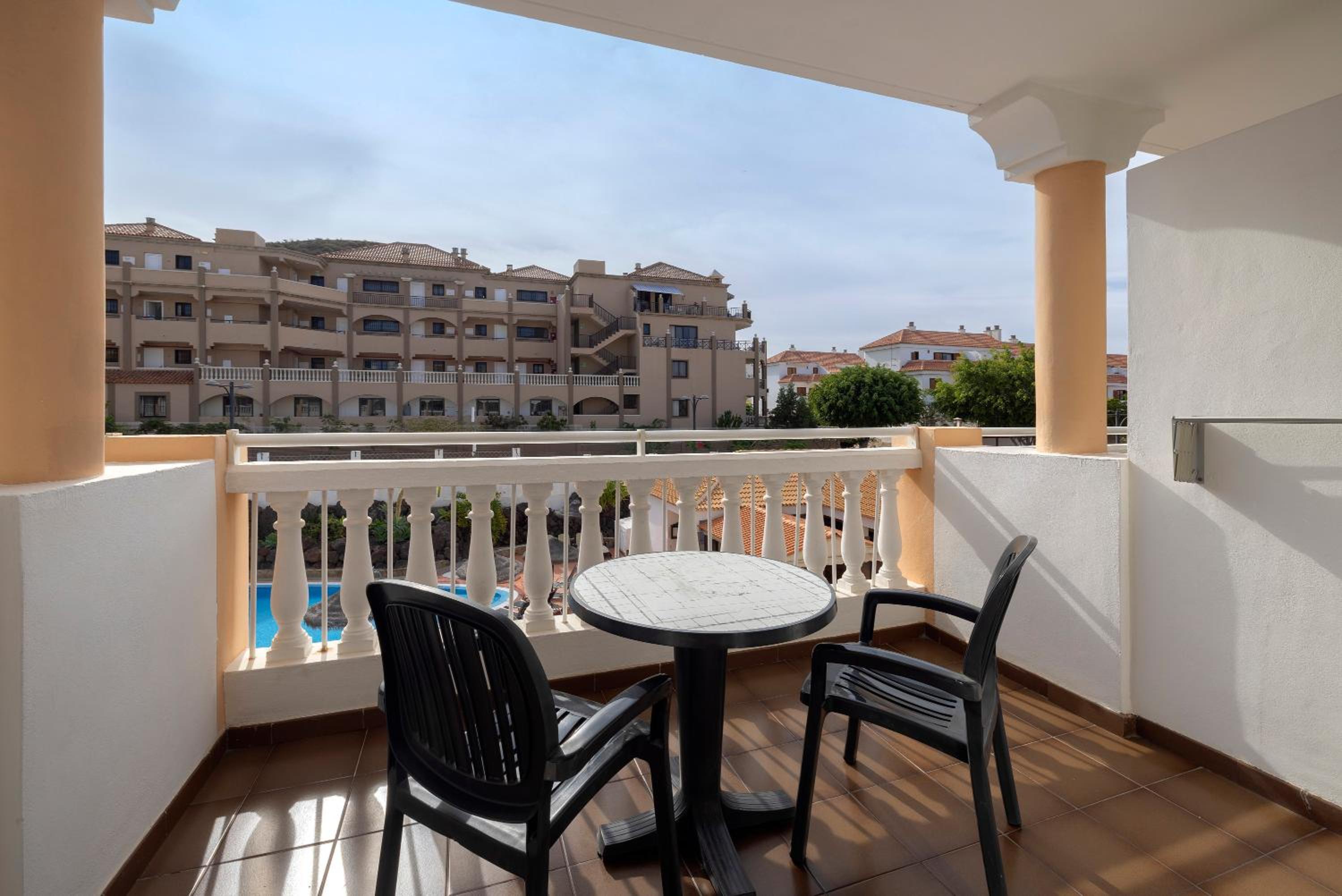 Studio with Pool View - Photo 4