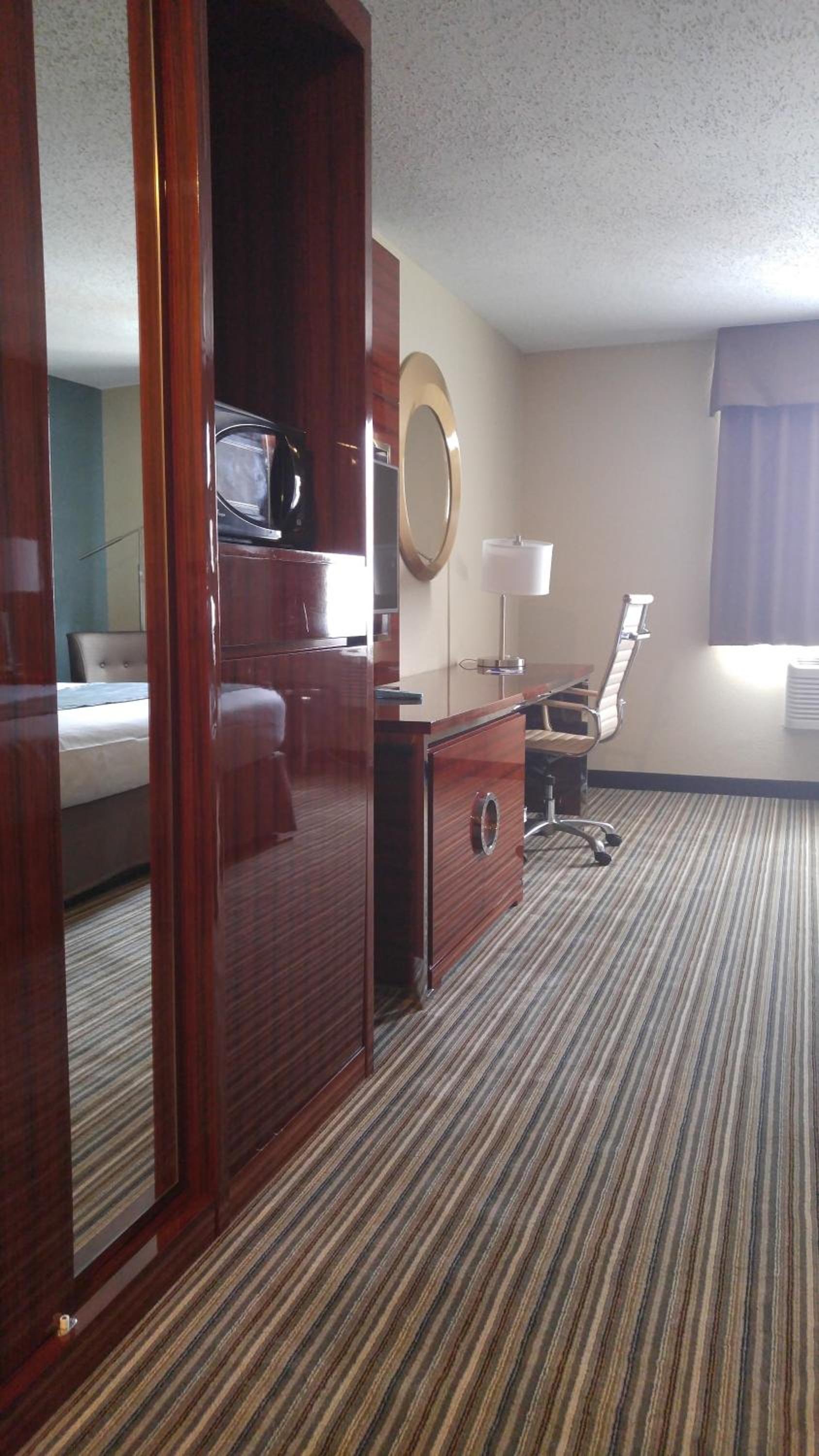 Deluxe King Room with Jetted Tub - Non-Smoking - Photo 5