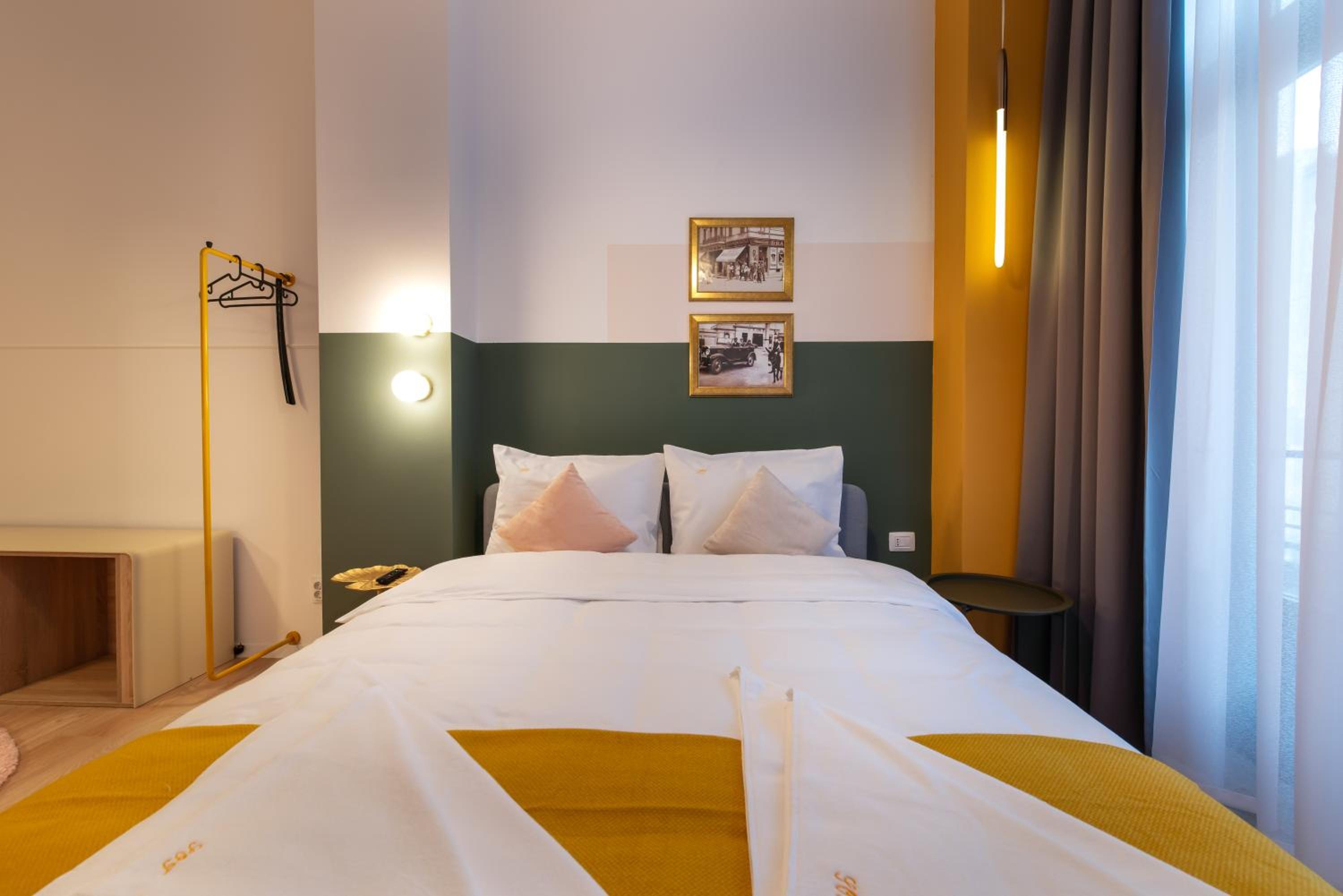 Deluxe Double Room - Photo 9