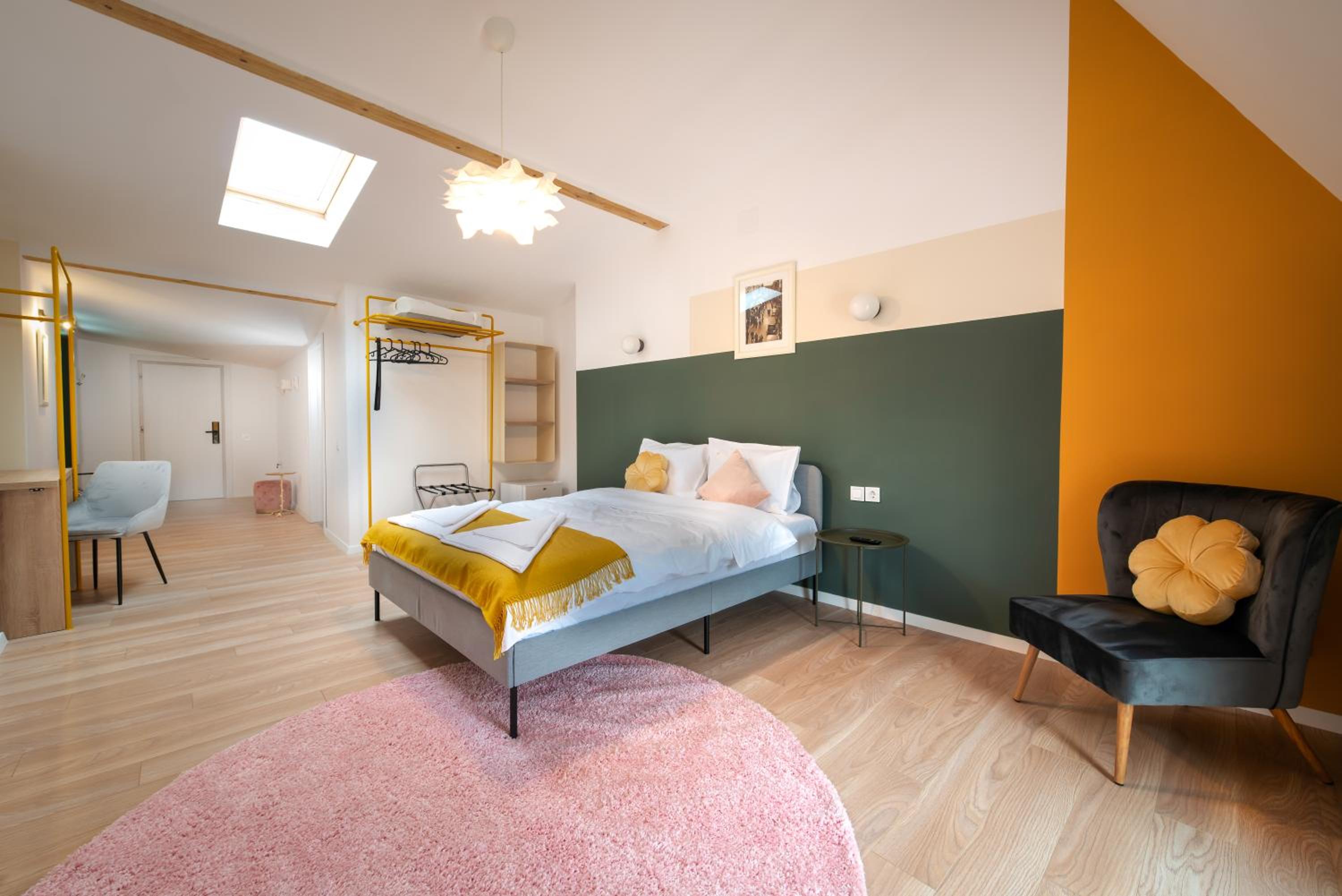 Deluxe Double Room - Photo 11