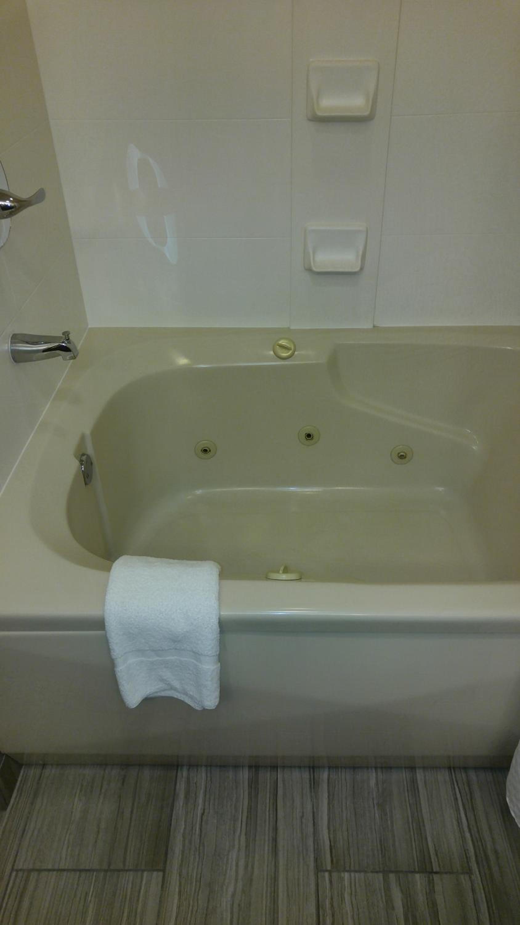 King Suite with Jetted Tub - Non-Smoking - Photo 2
