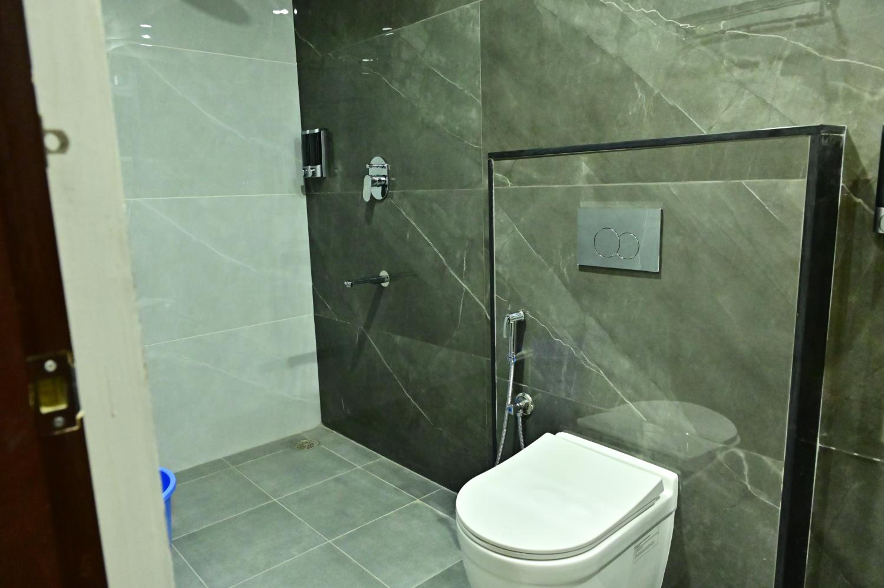 Deluxe Double Room (2 Adults + 1 Child) photo 3