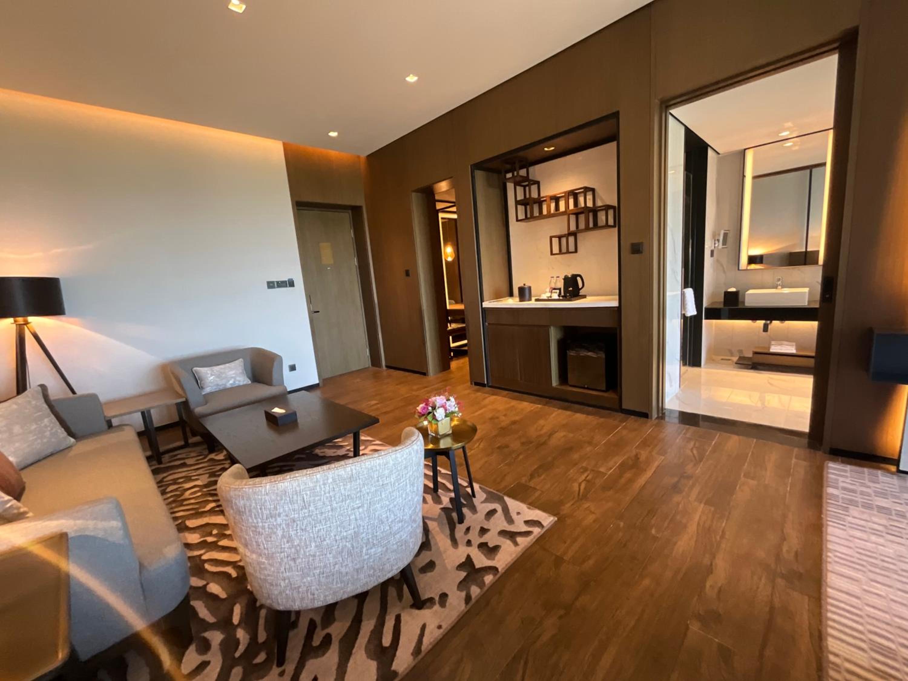 Deluxe King Room with Lake View photo 3
