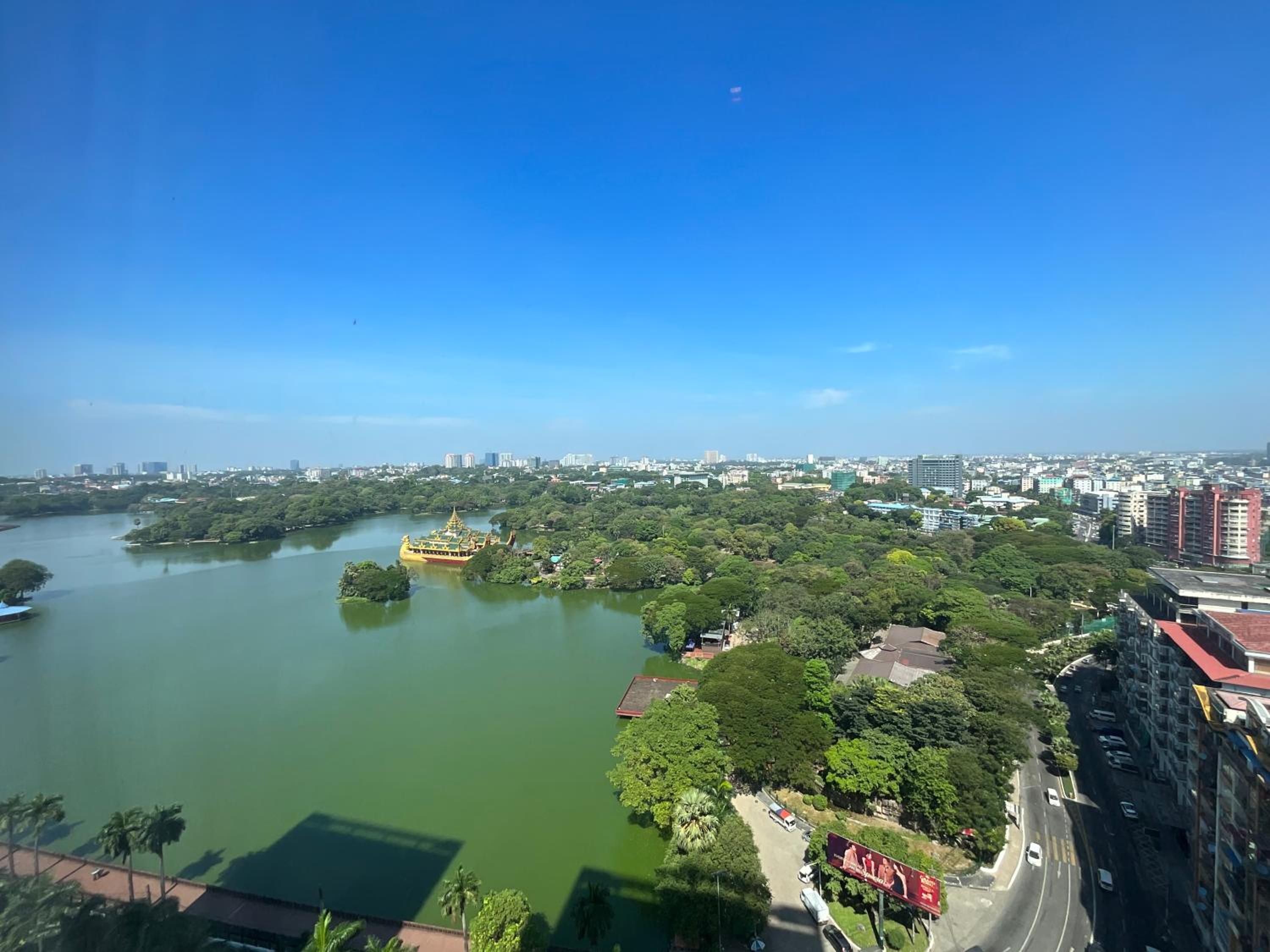 Club Deluxe King Room with Lake View photo 3
