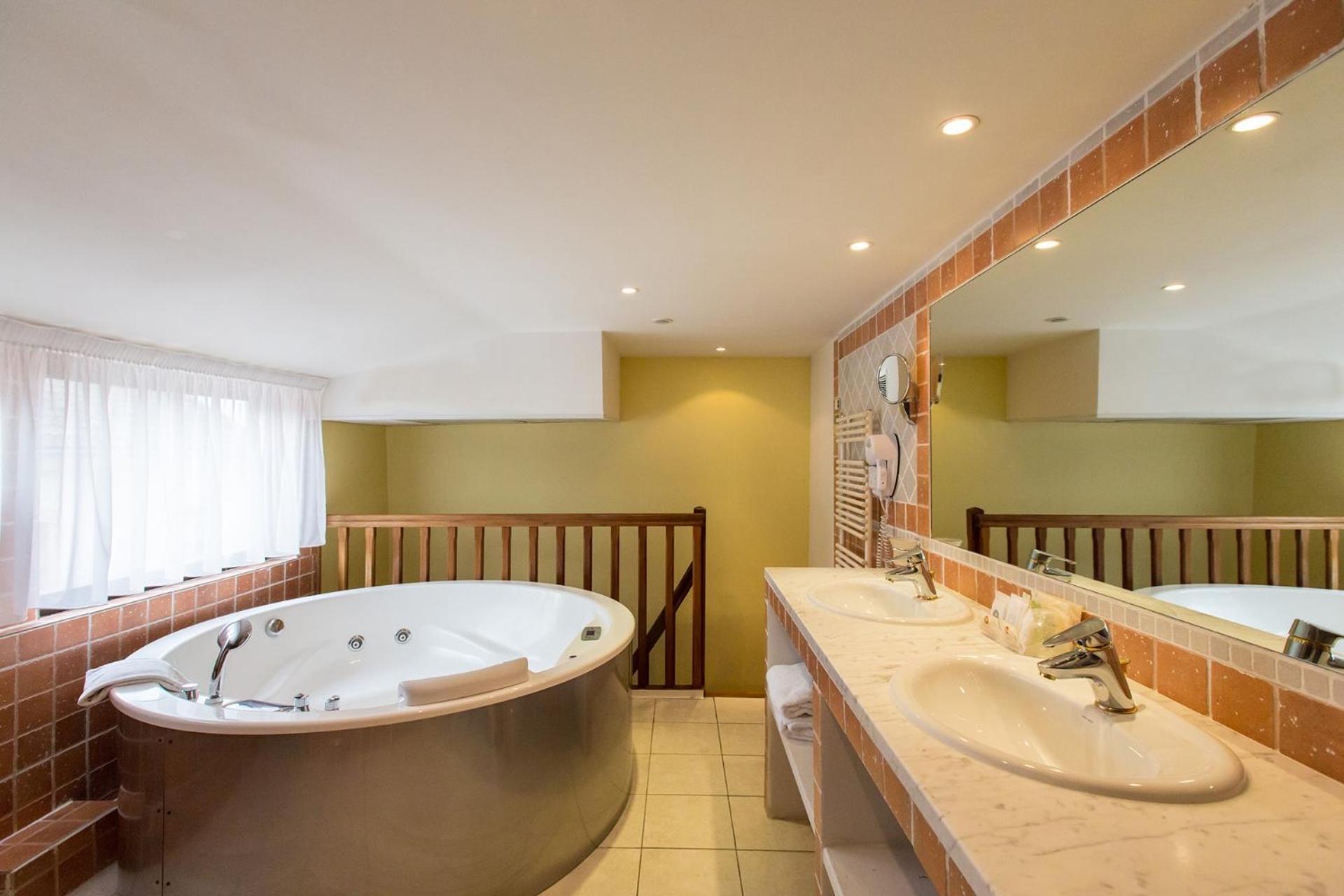 Duplex King Suite With Whirlpool And Street View - Non-Smoking photo 2