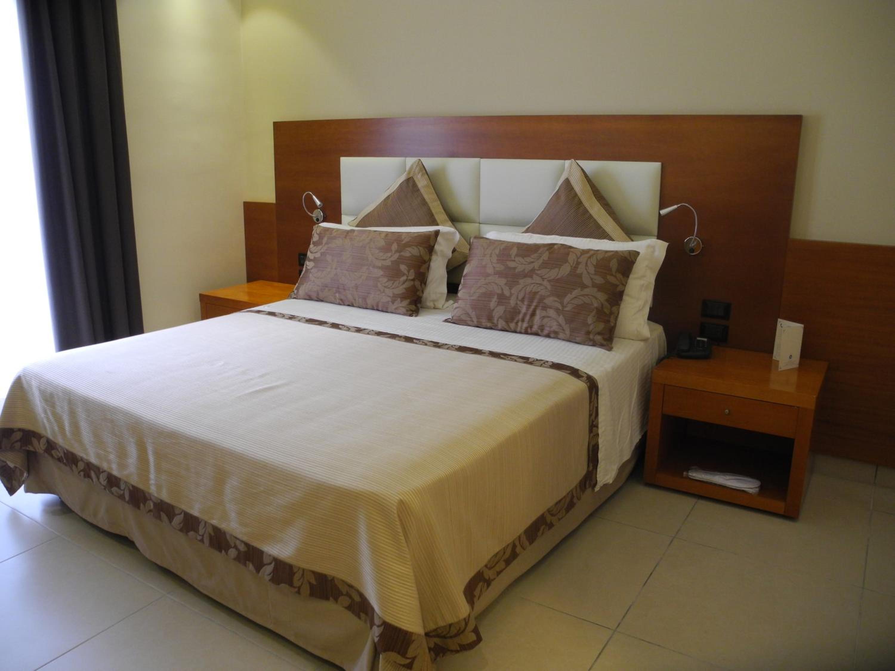 Comfort Queen Room with Balcony - Non-Smoking photo 3