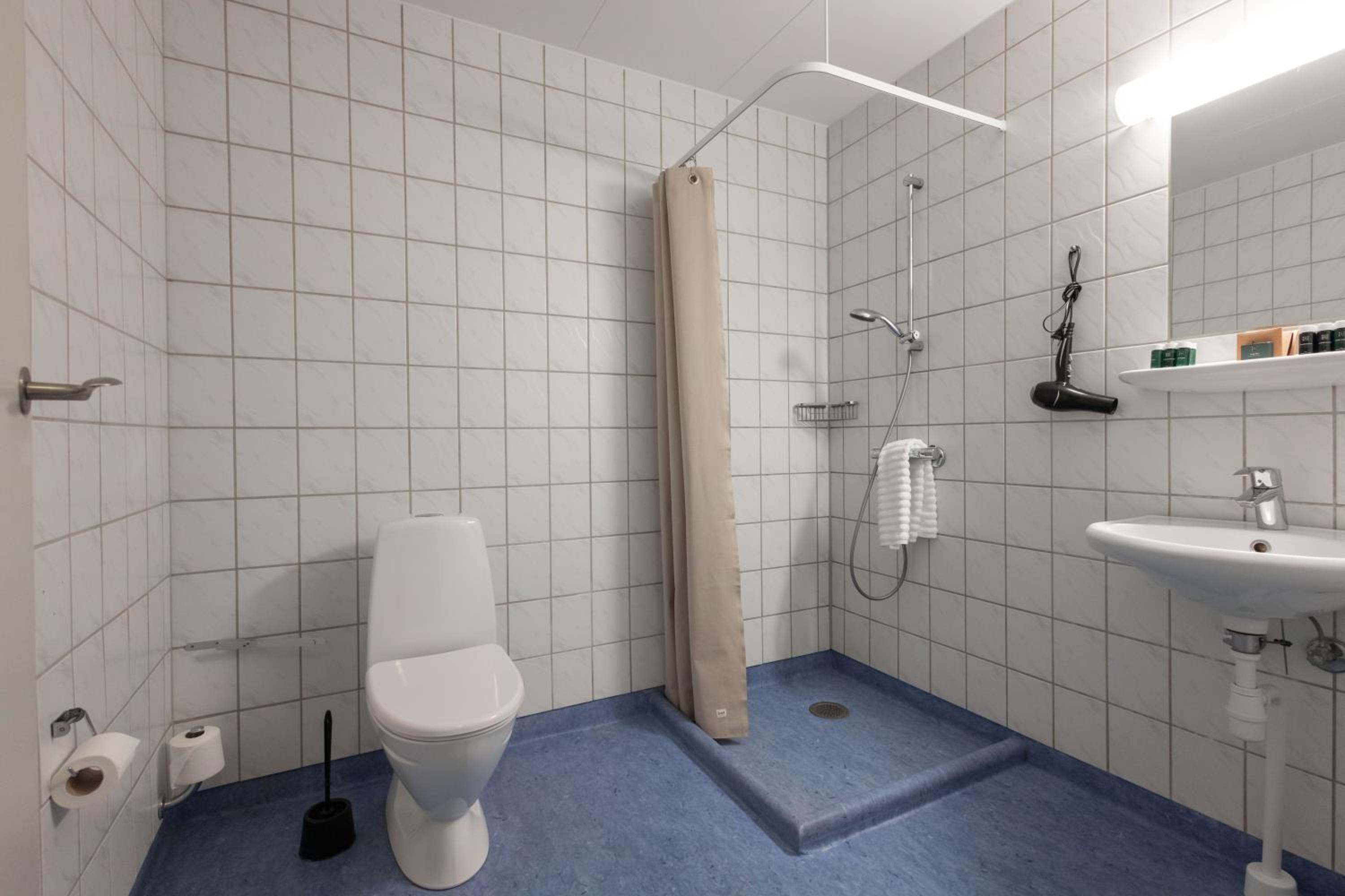 Standard Twin Room thumbnail 6