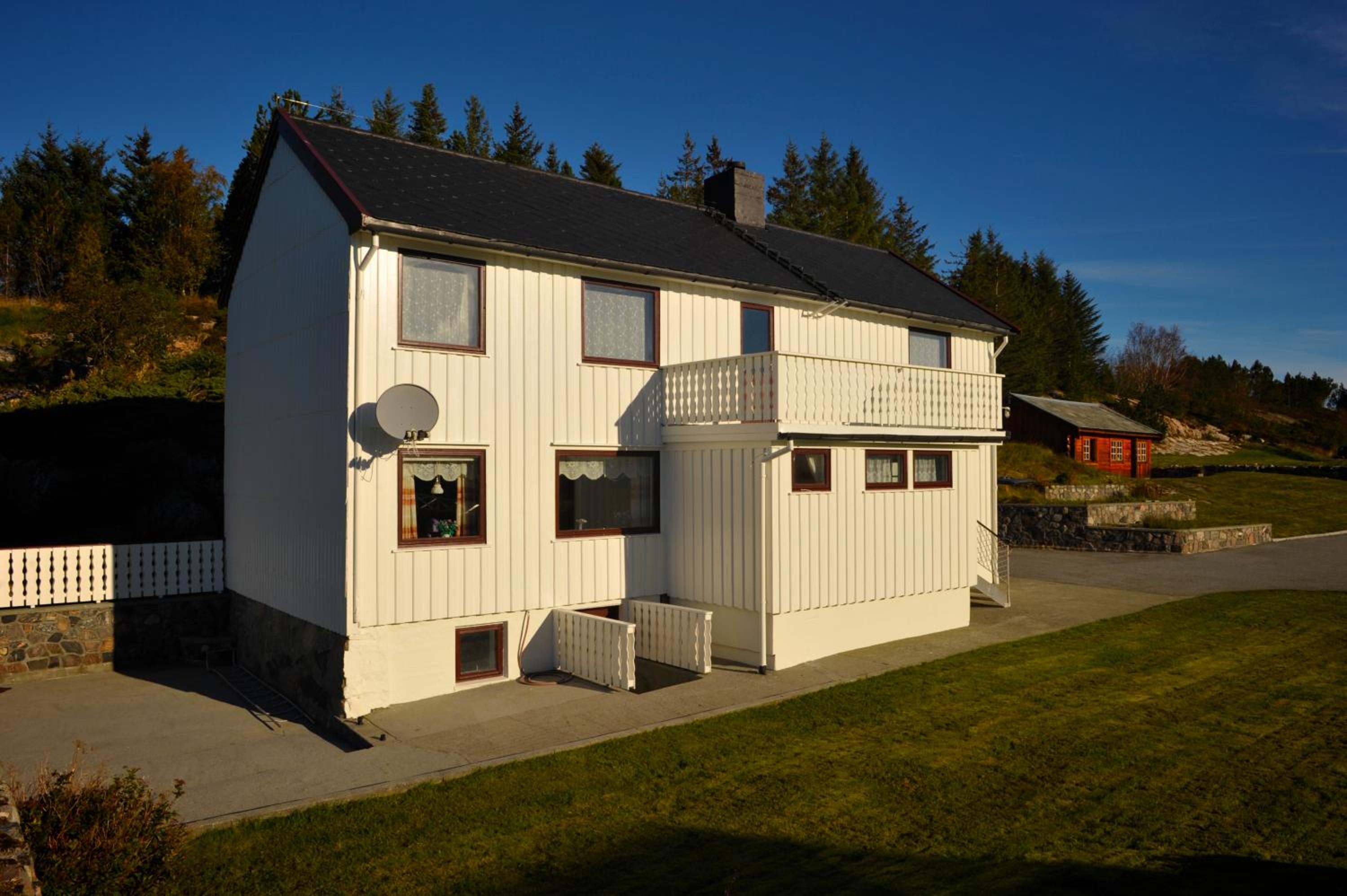 Five-Bedroom House photo 1