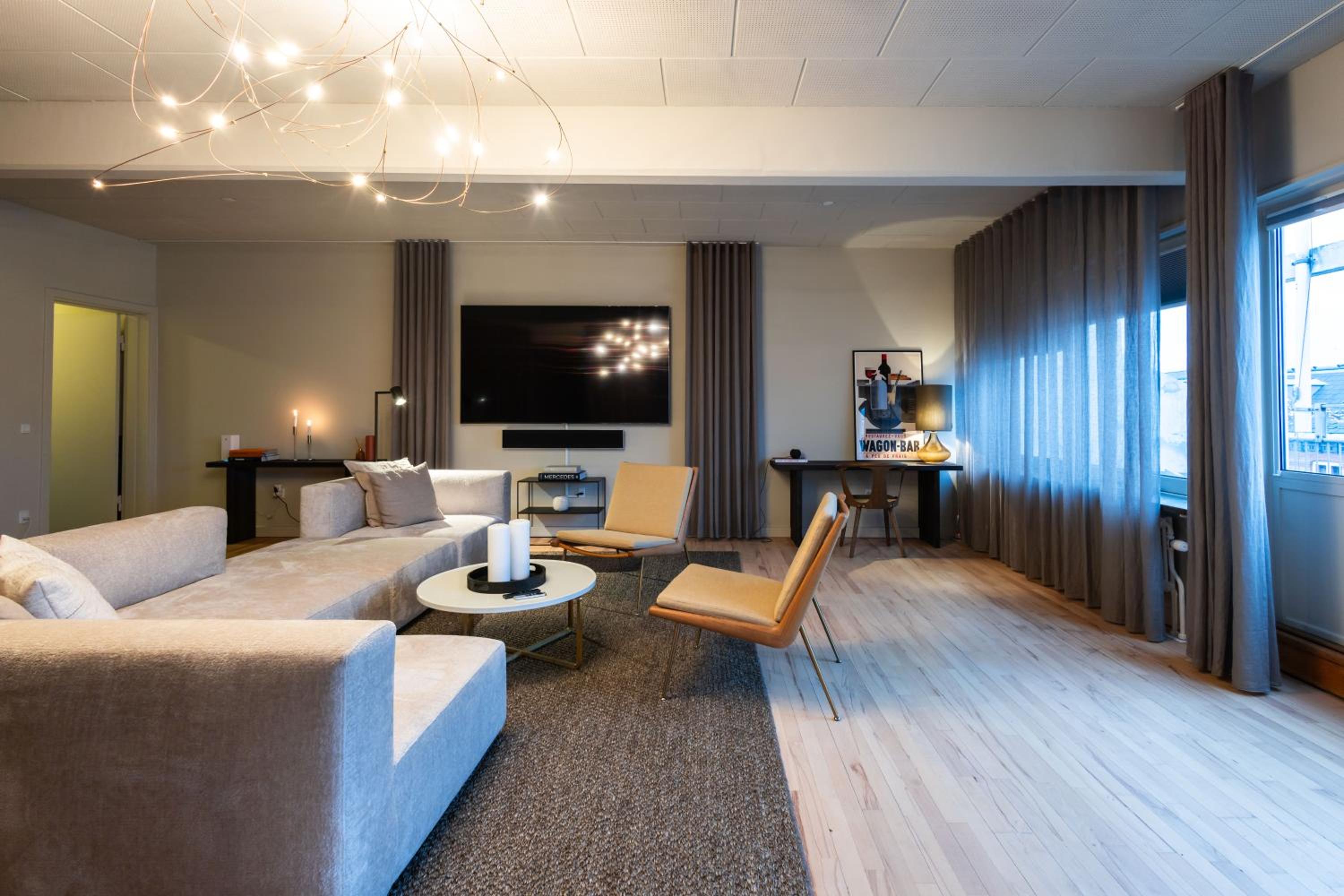 Two-Bedroom Penthouse with Balcony & Habour View