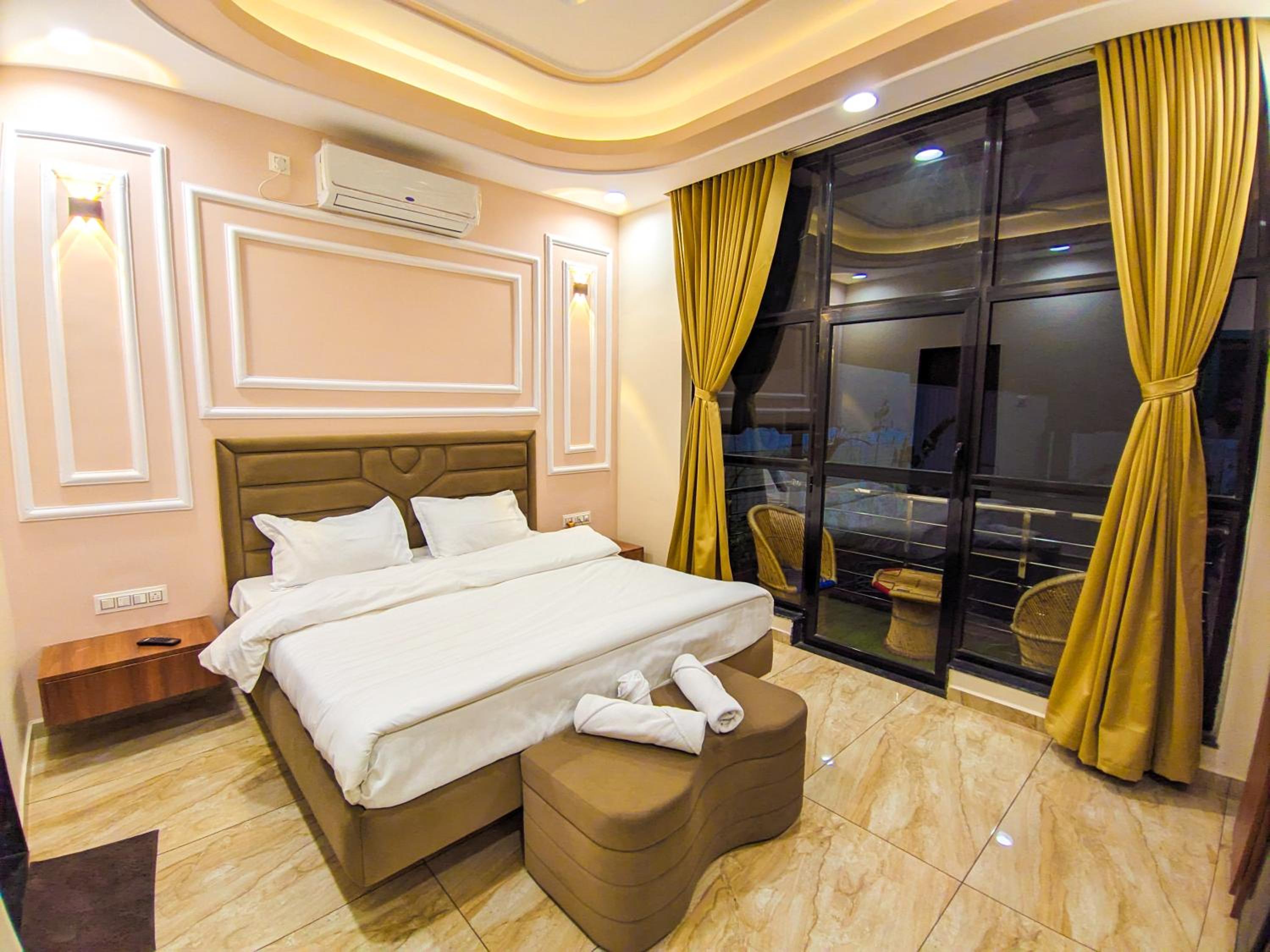 Queen Room with Balcony photo 1