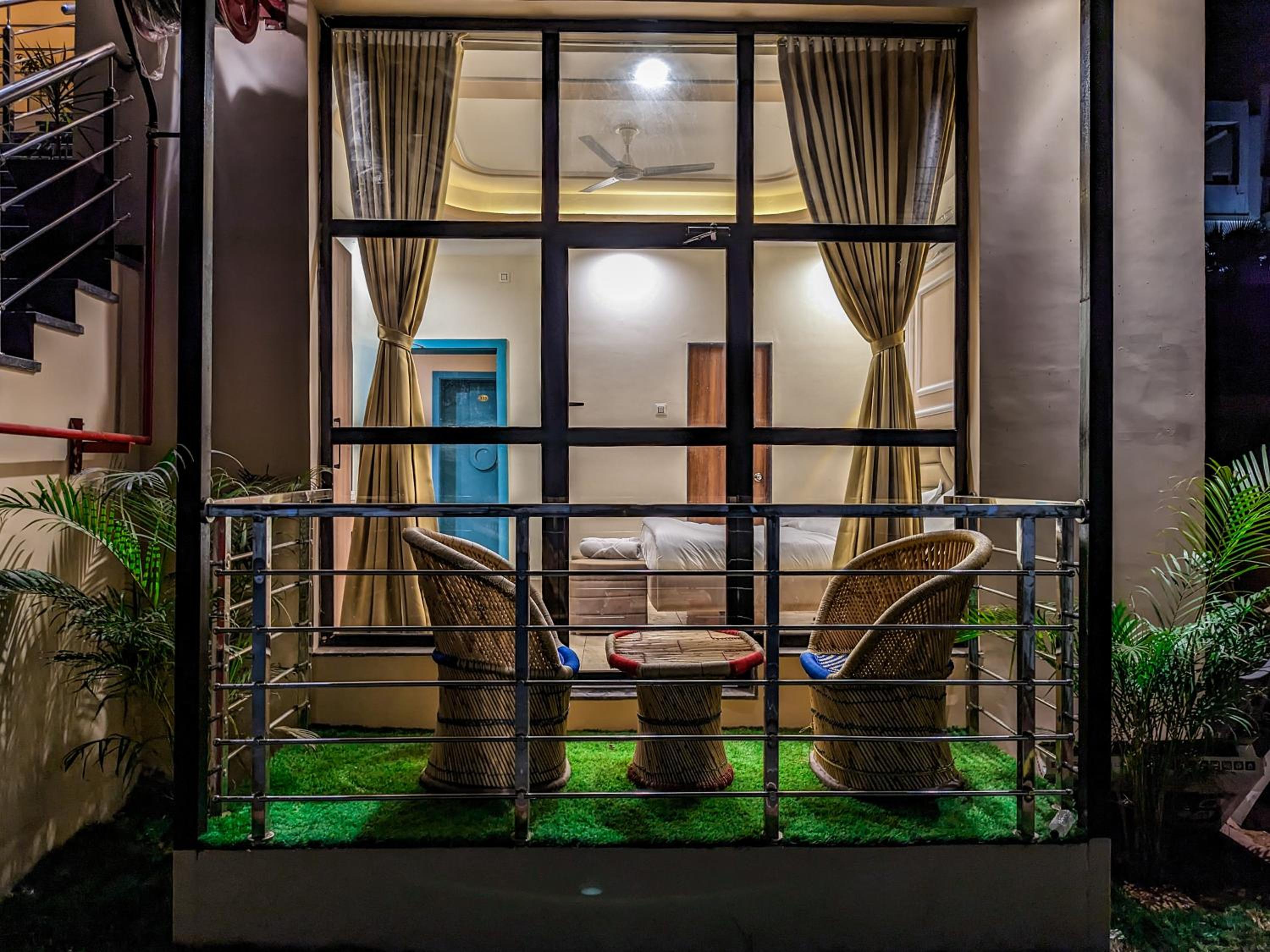 Queen Room with Balcony photo 2