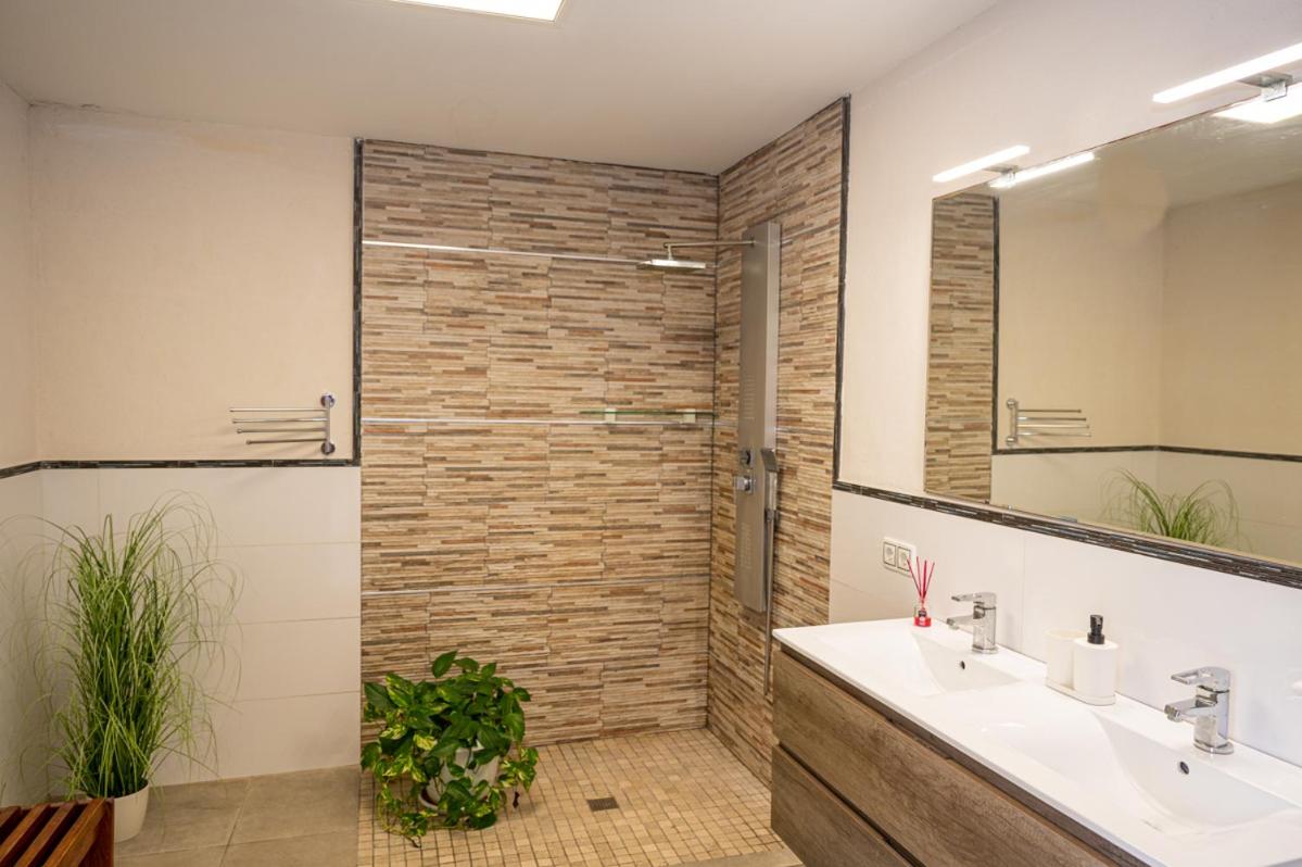Three-Bedroom House photo 3