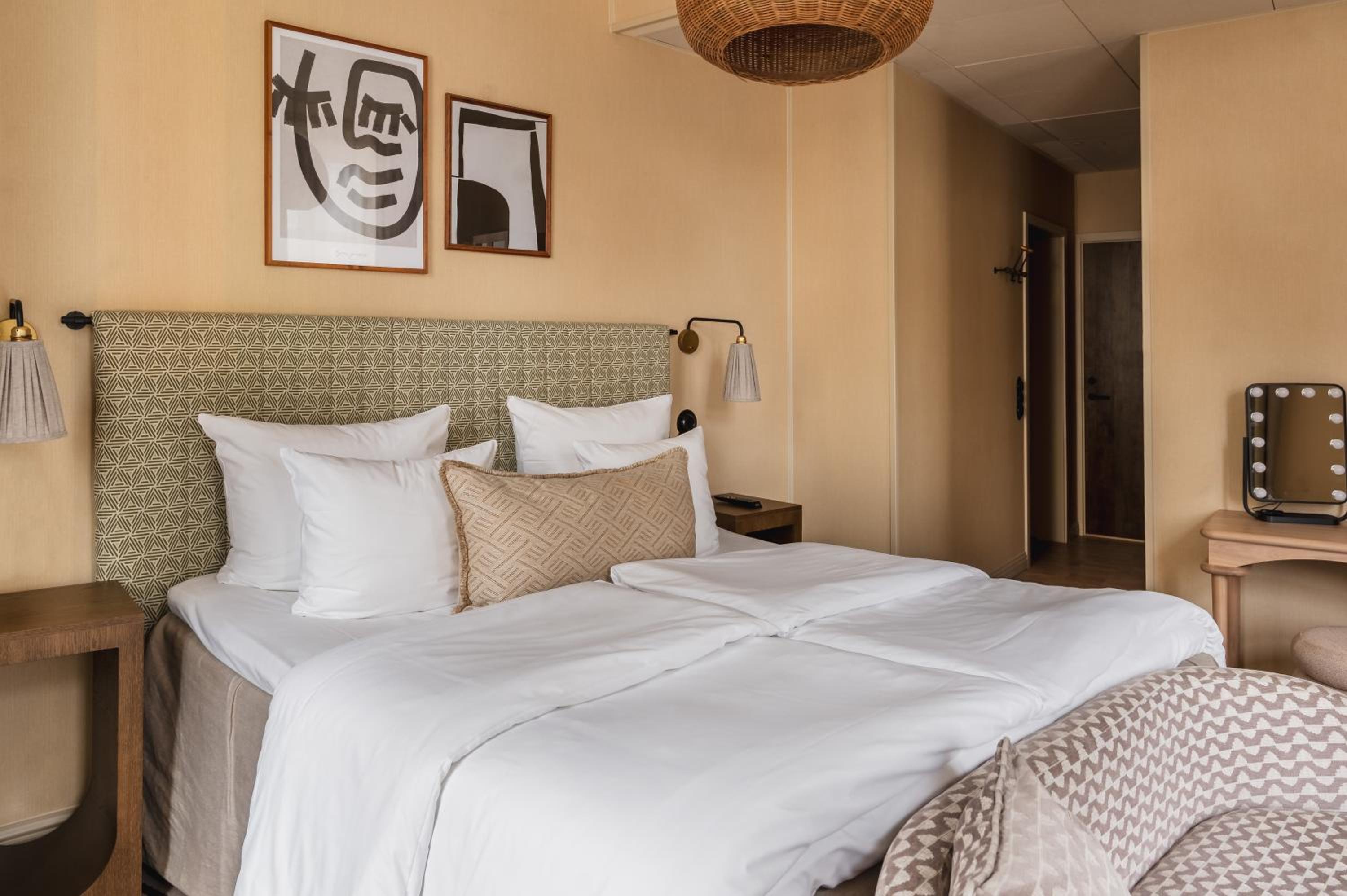 Deluxe King Room photo 2