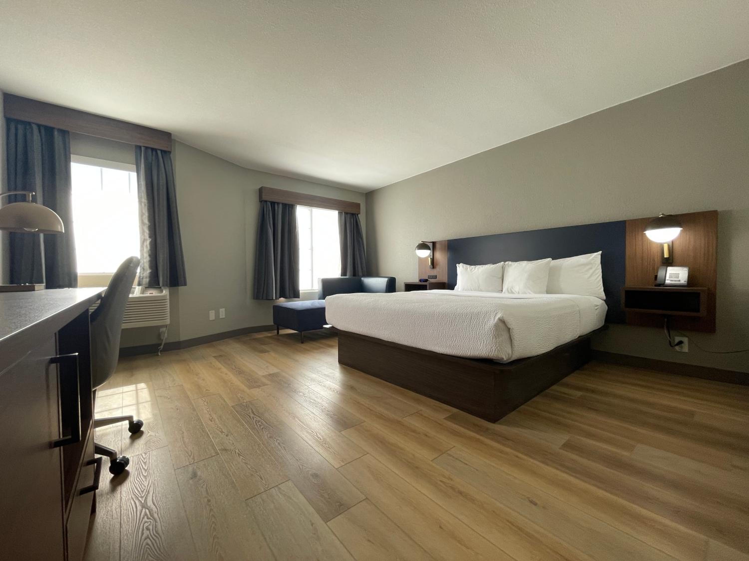 King Room with Courtyard Access - Non-Smoking photo 2