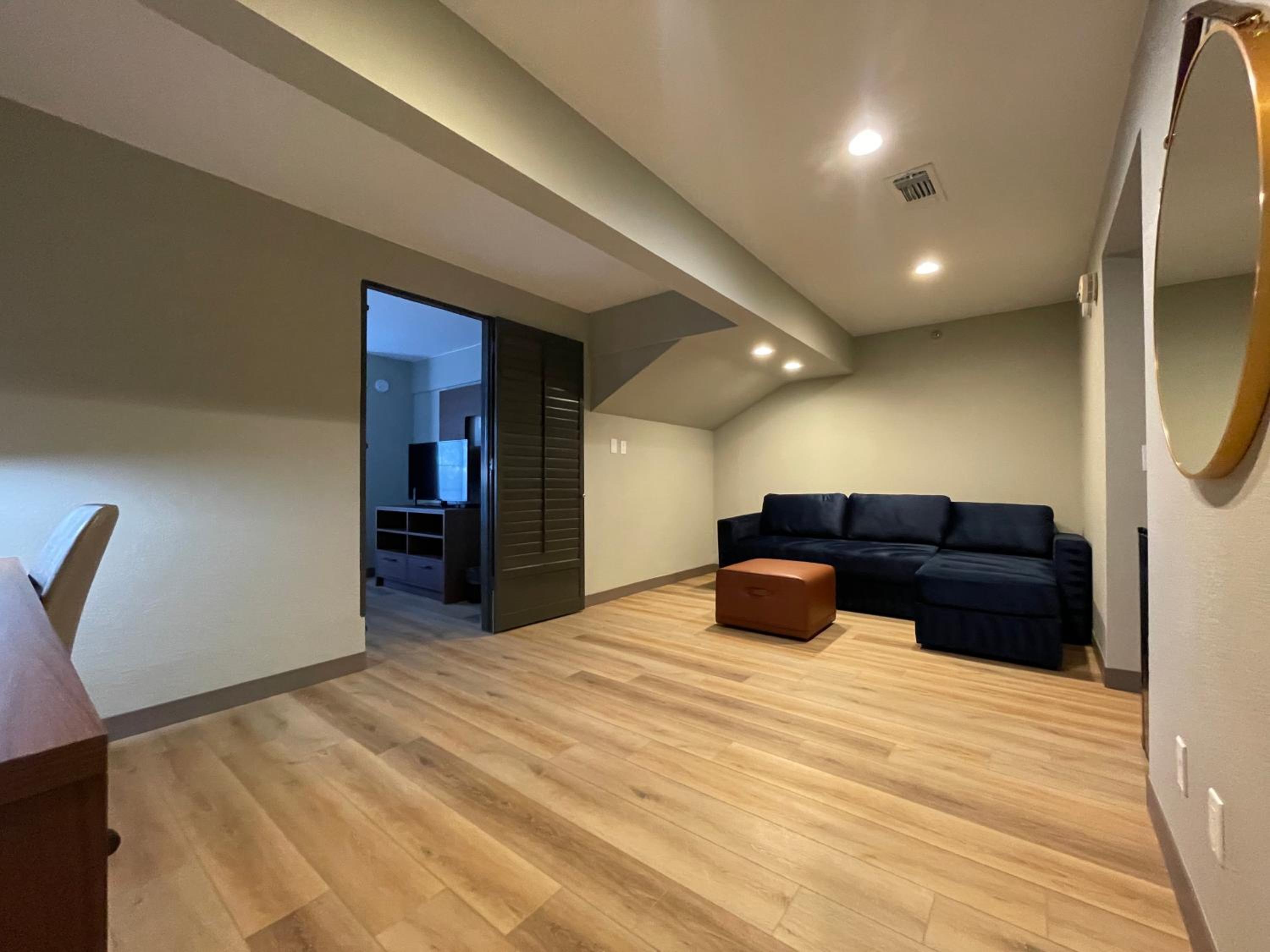 King Suite - Non-Smoking photo 3