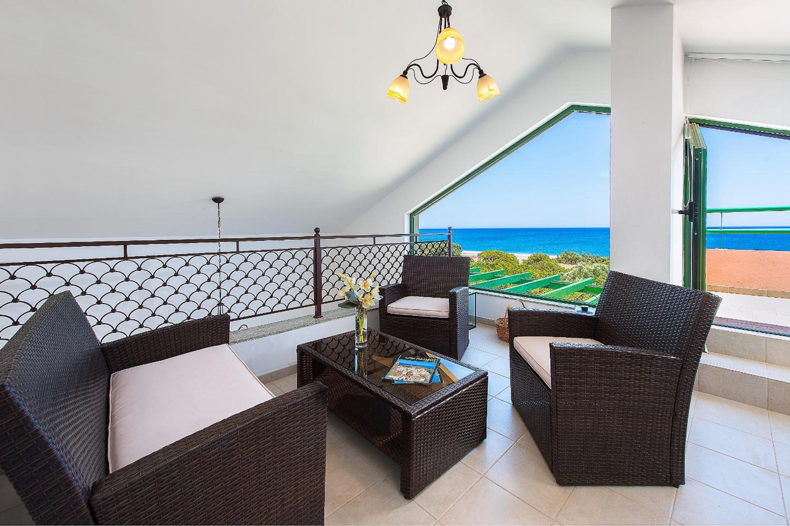 Six-Bedroom House photo 2