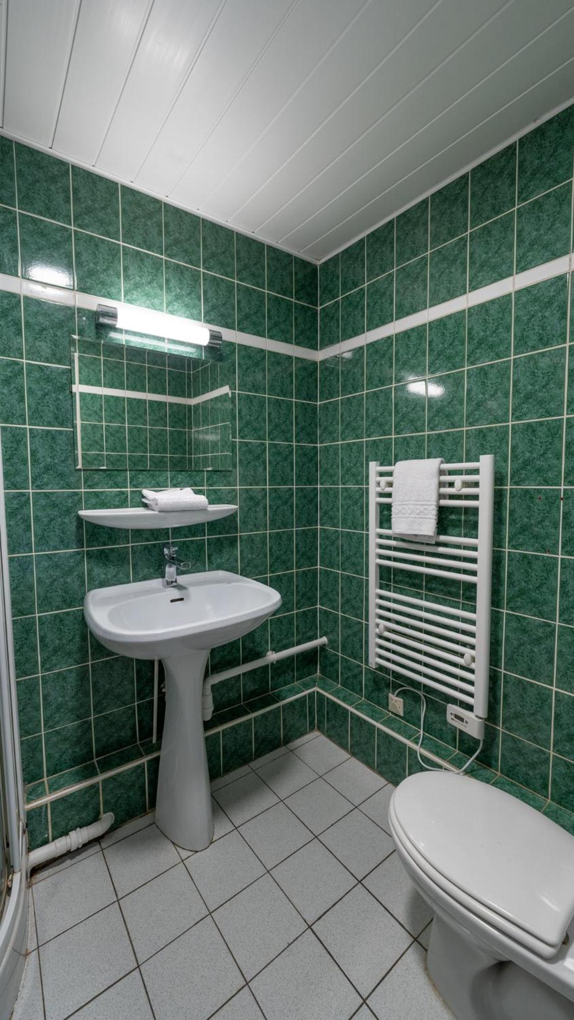 Double Room - Photo 11