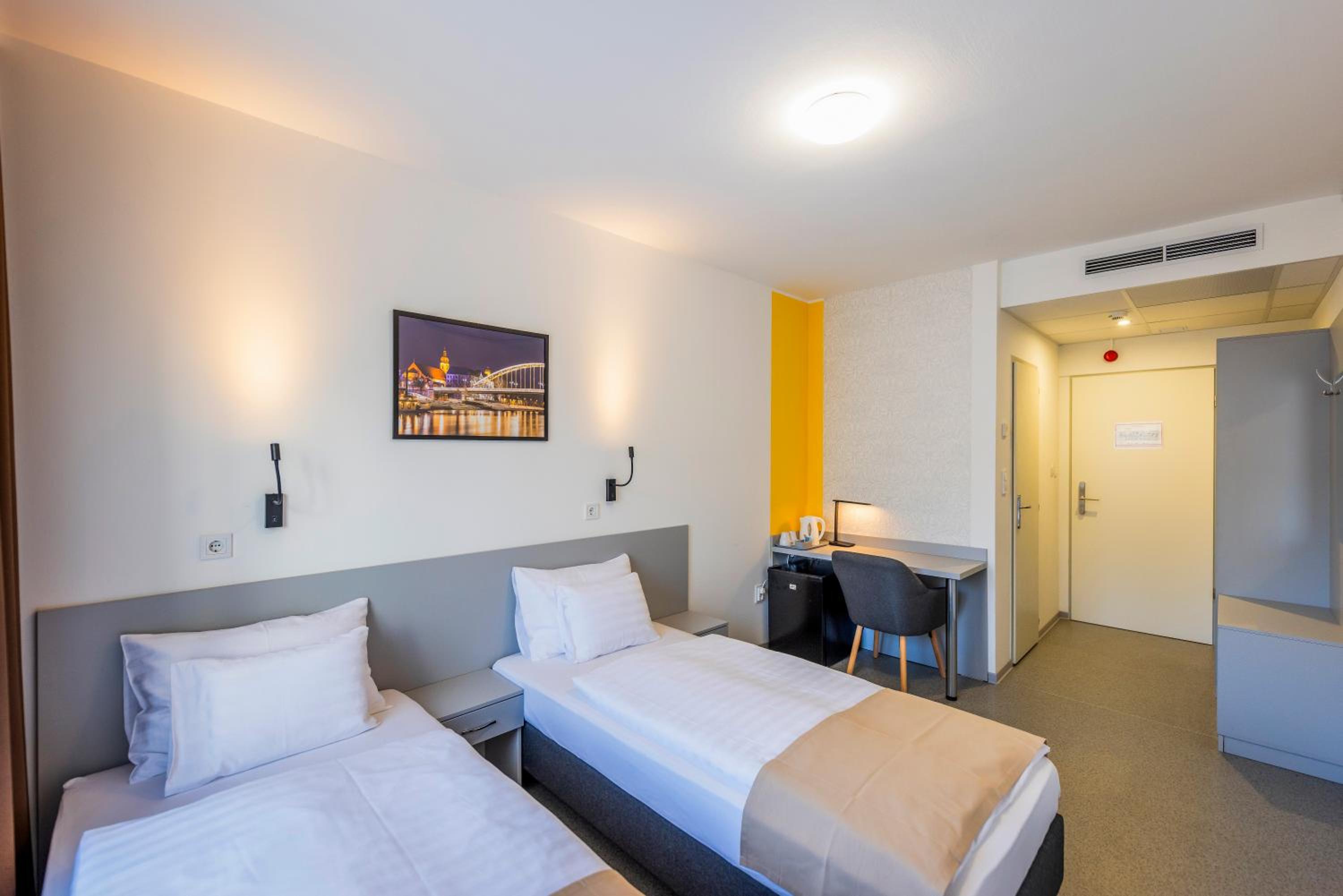 Twin Room - Photo 5