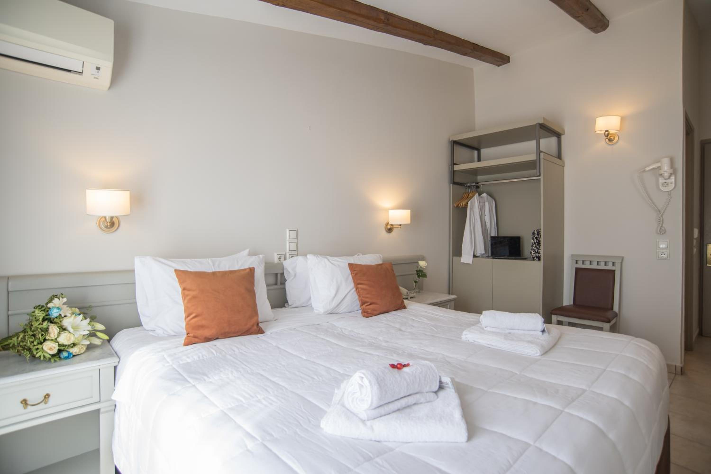 Double or Twin Room with Balcony - Photo 22