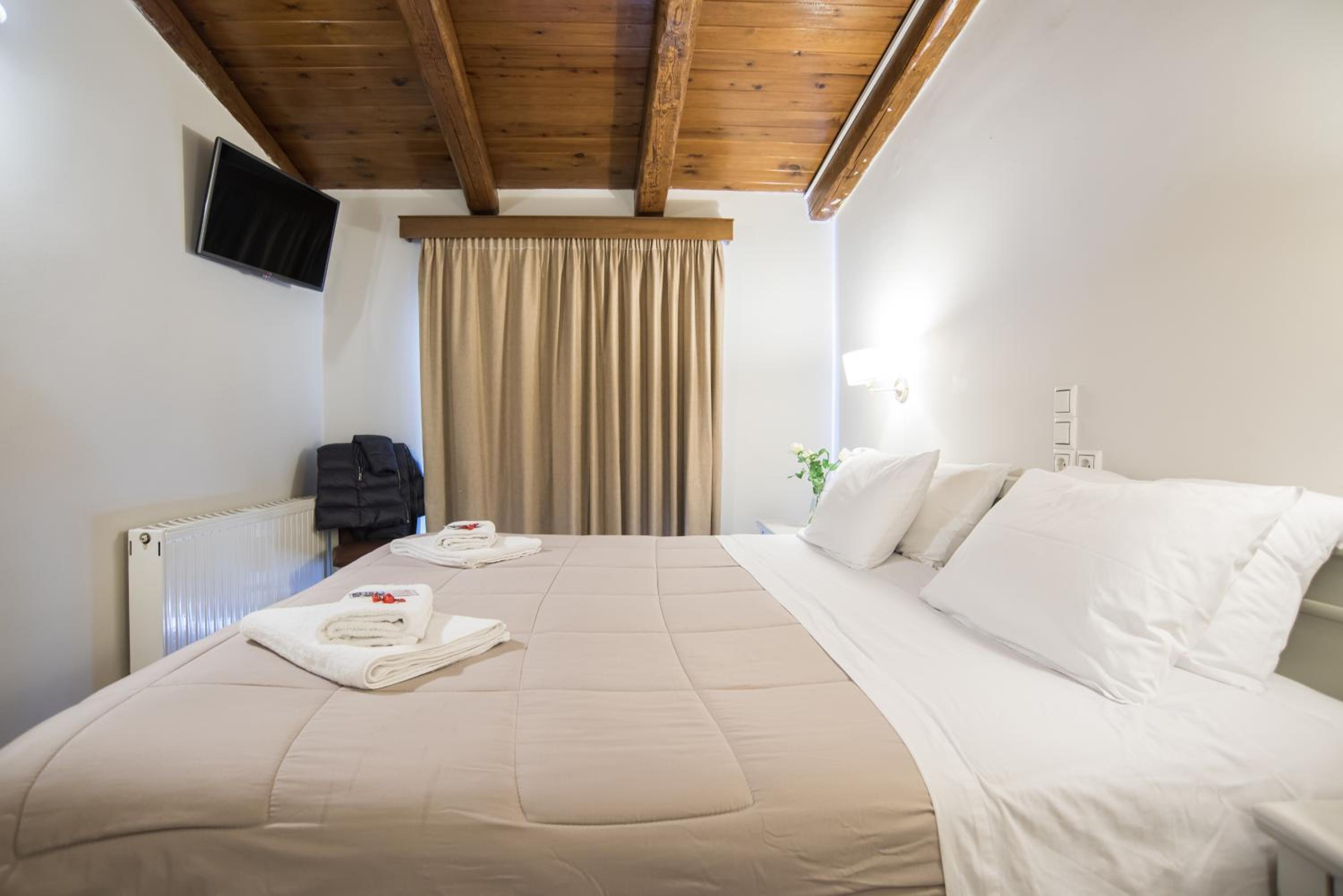 Superior Double or Twin Room with Mountain View - Photo 13