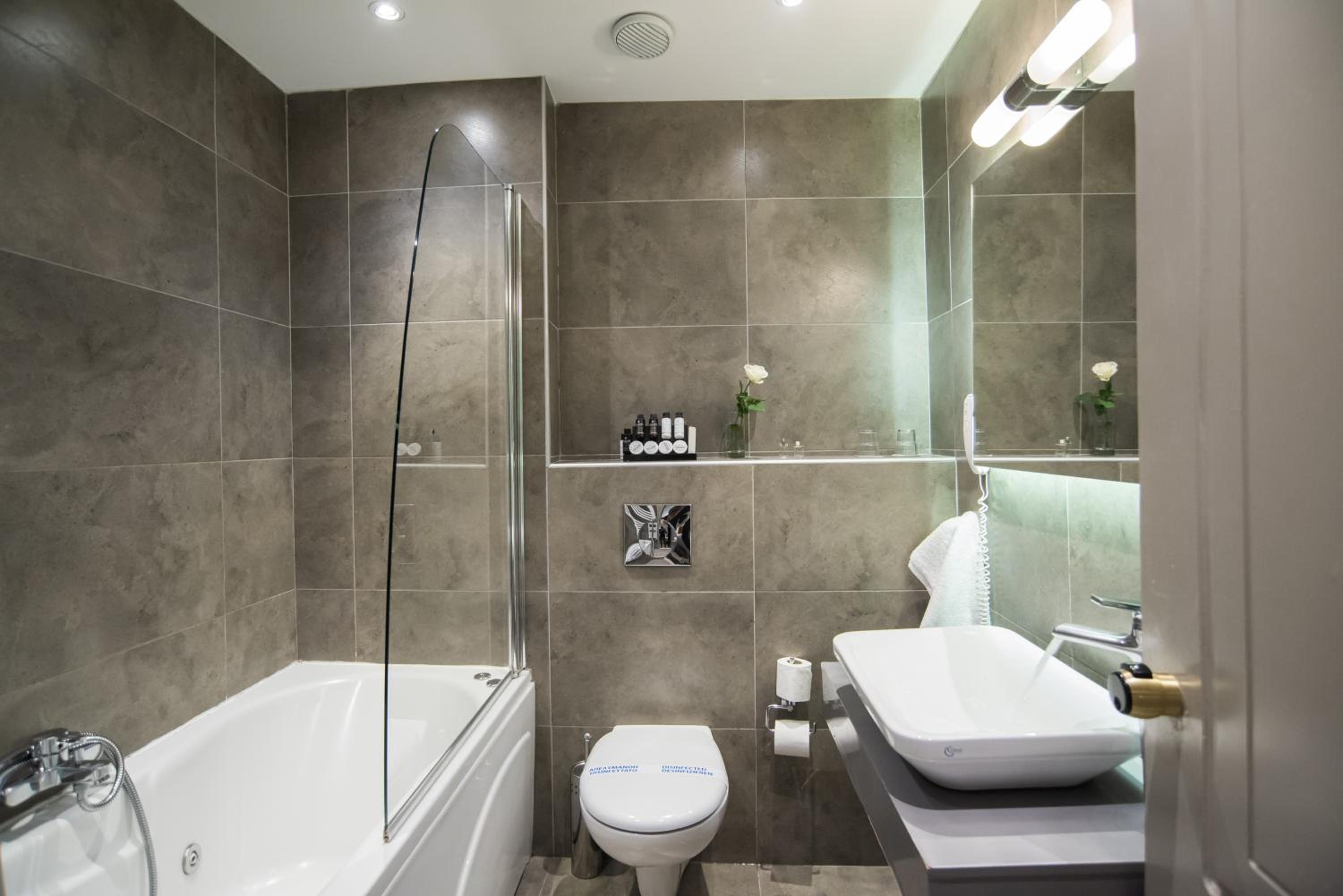 Premium Roof Top Suite with Spa Bath - Photo 4