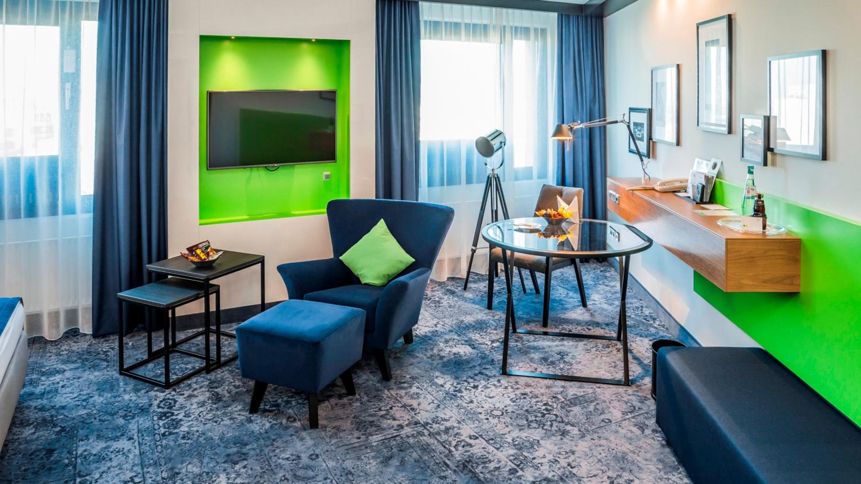 Premium King Room - Photo 9