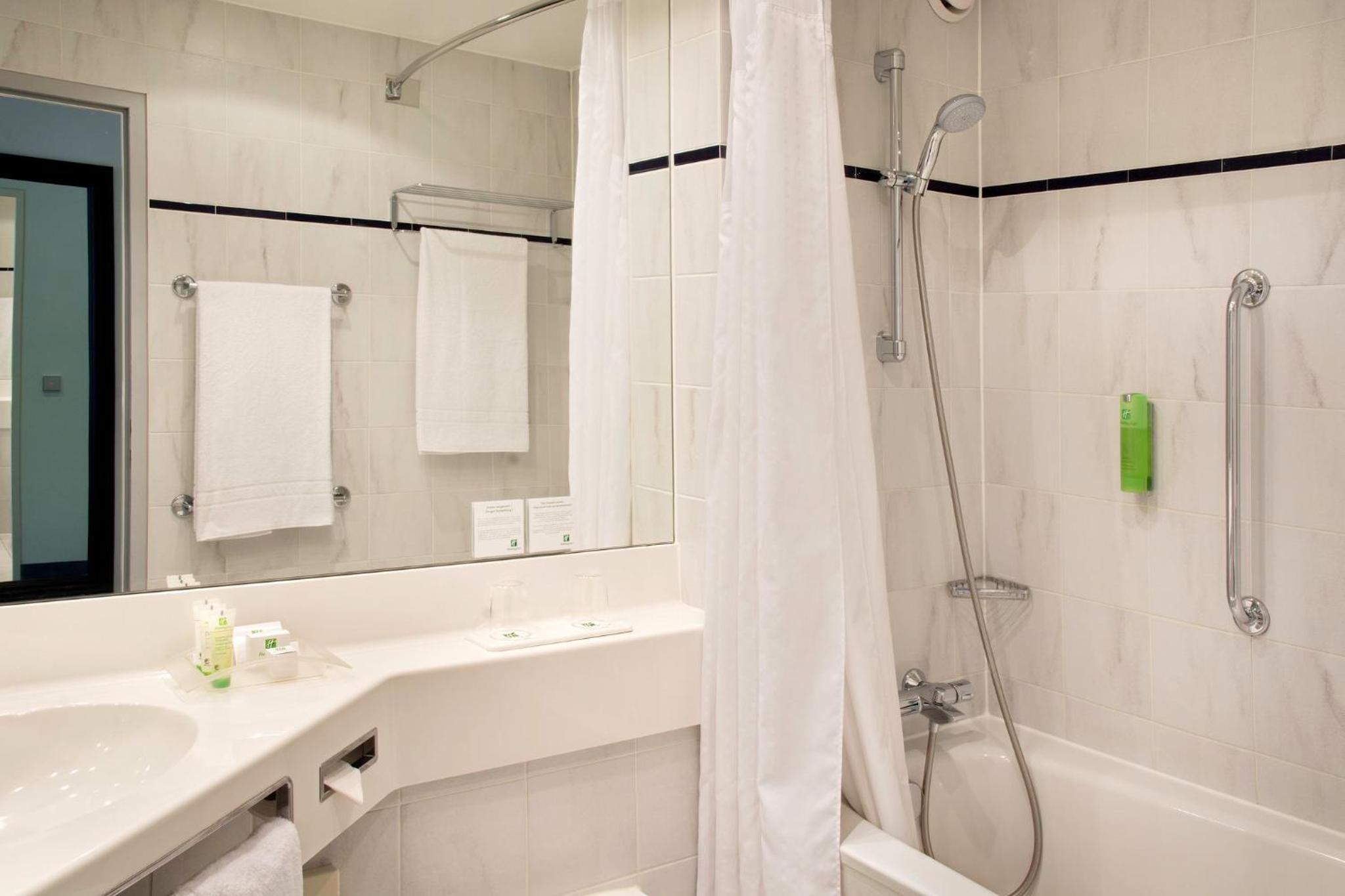 Premium King Room - Photo 5