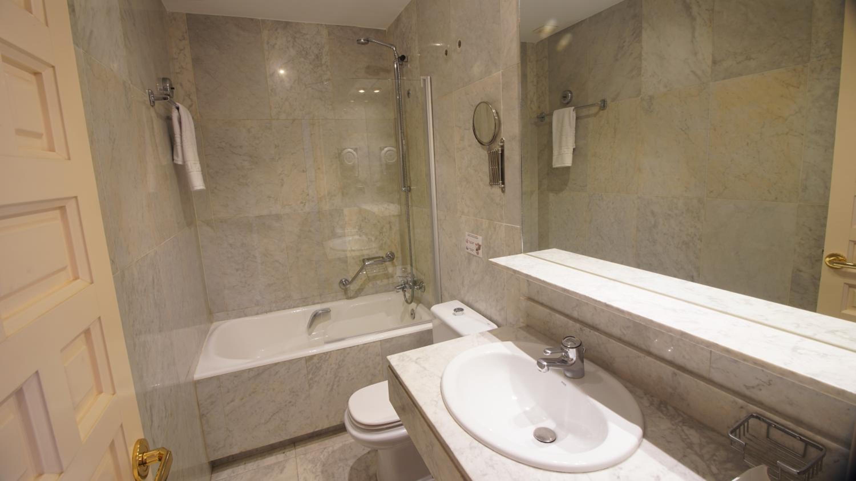 Twin Room with Private Bathroom photo 3