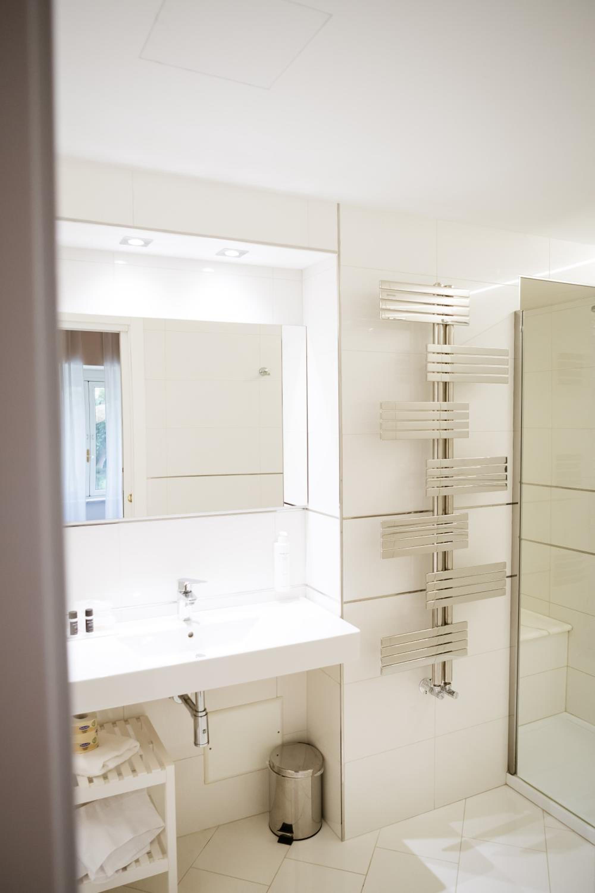 Suite with Spa Access - Photo 8