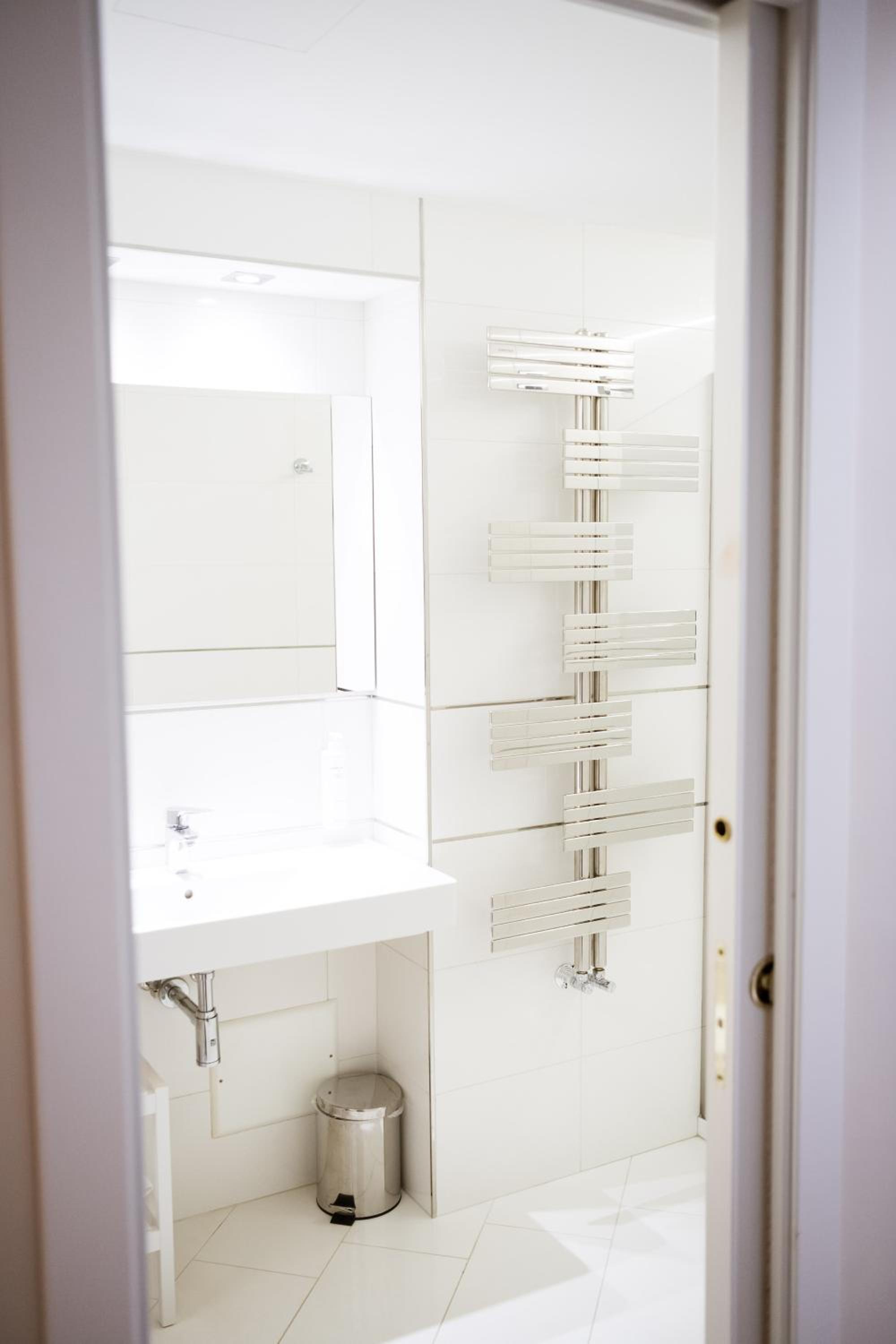 Suite with Spa Access - Photo 9